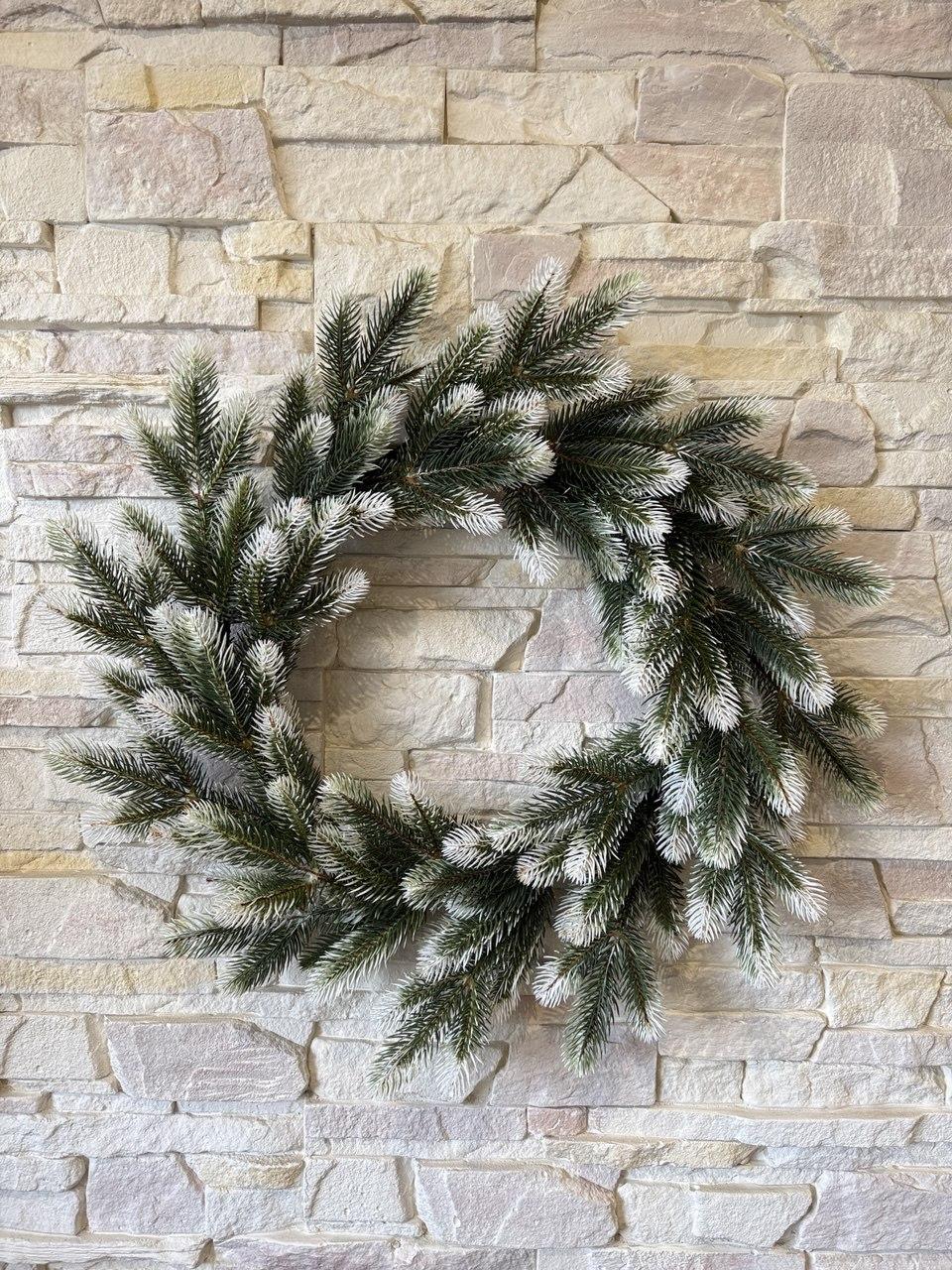 Вінок новорічний литий ПЛАСТМАКС d 52 см Зелений з білим (VX 4201/2)