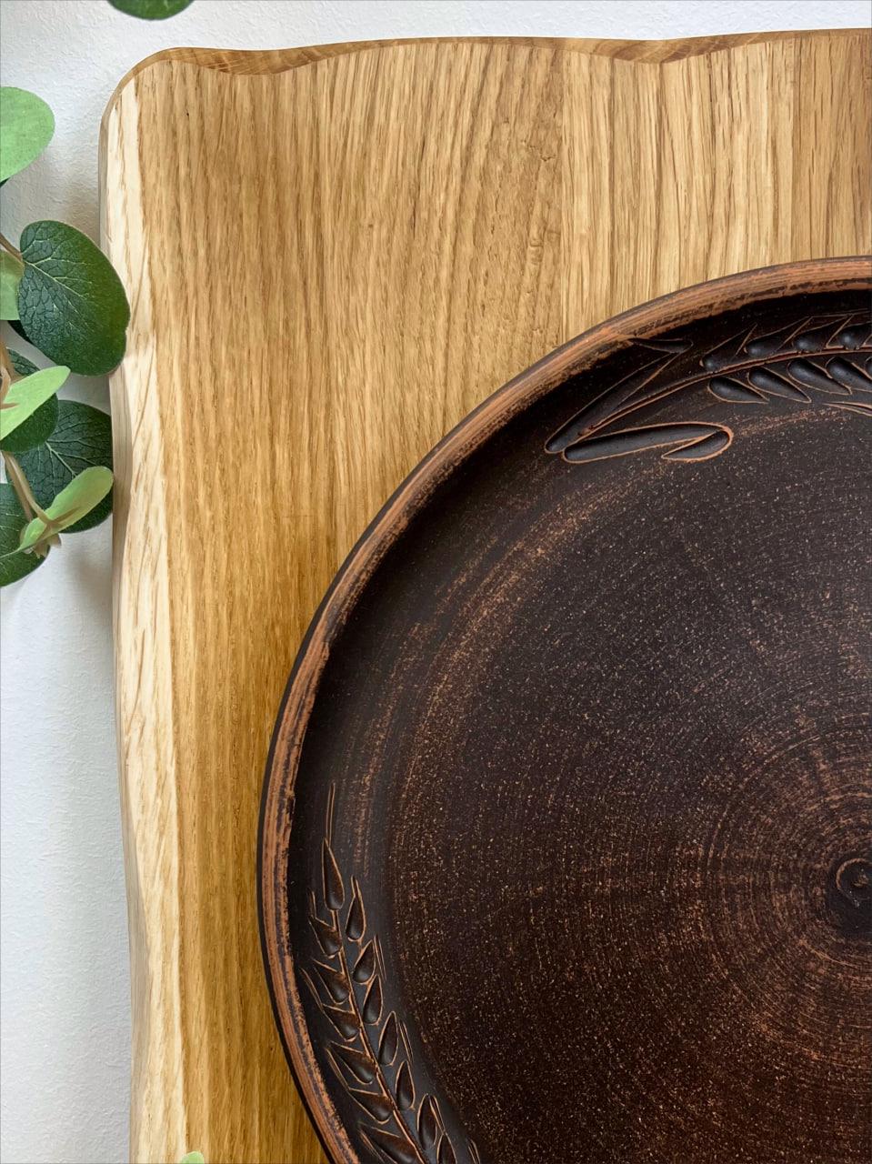 Блюдо для піци керамічне глиняне різьблене колосок 30 см (3002-10) - фото 3 Блюдо для піци керамічне глиняне різьблене колосок 30 см (3002-10) - фото 3