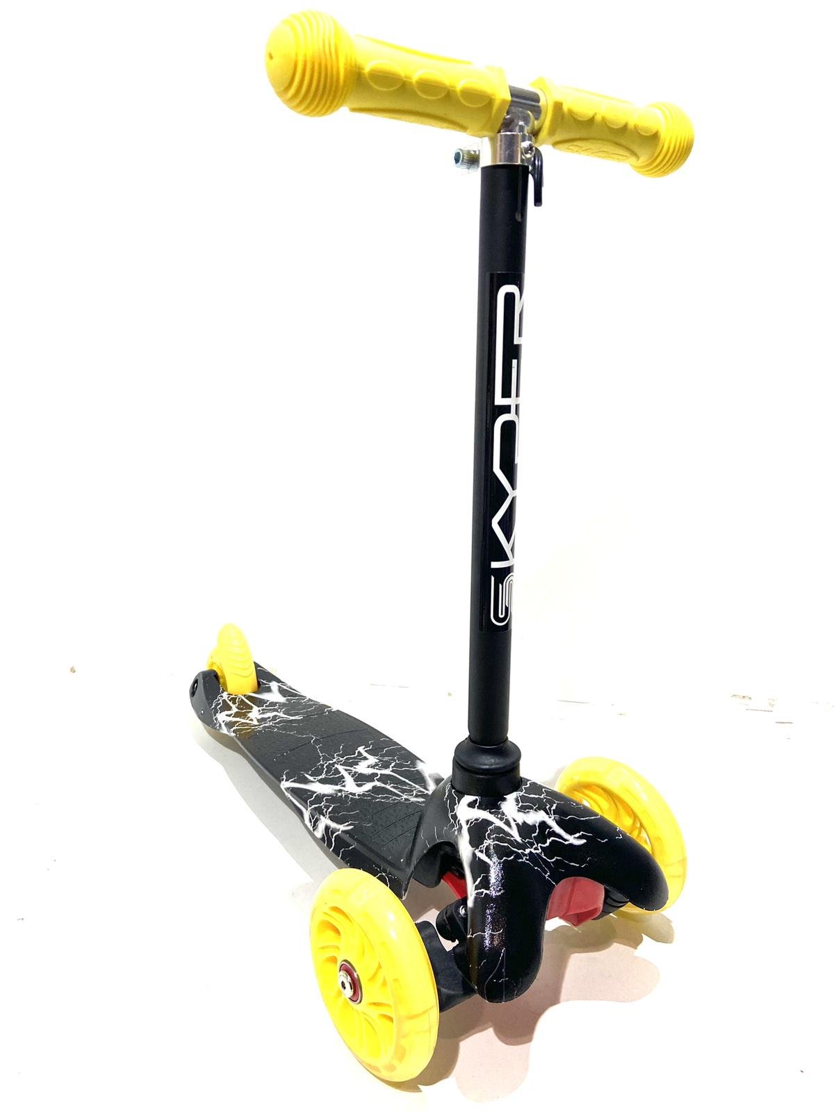 Самокат трехколесный Skyper MINI с принтом колеса PU светятся 120 мм Желто-черный (112-70899)