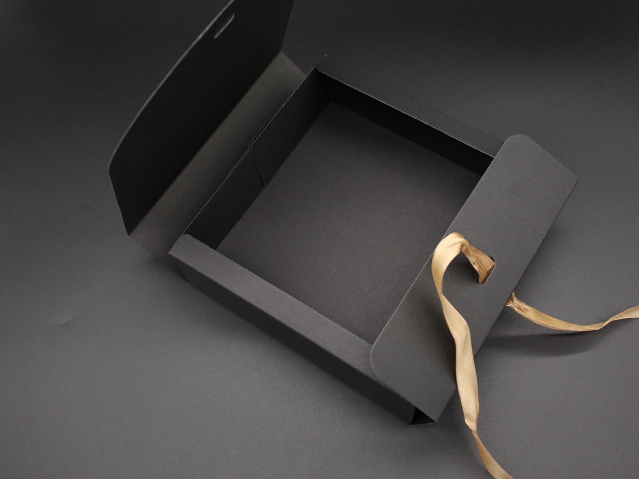 Коробка подарочная с ленточкой сборная с откидной крышкой 16,5х16,5х5 см Черный (OA-29) - фото 3 Коробка подарочная с ленточкой сборная с откидной крышкой 16,5х16,5х5 см Черный (OA-29) - фото 3