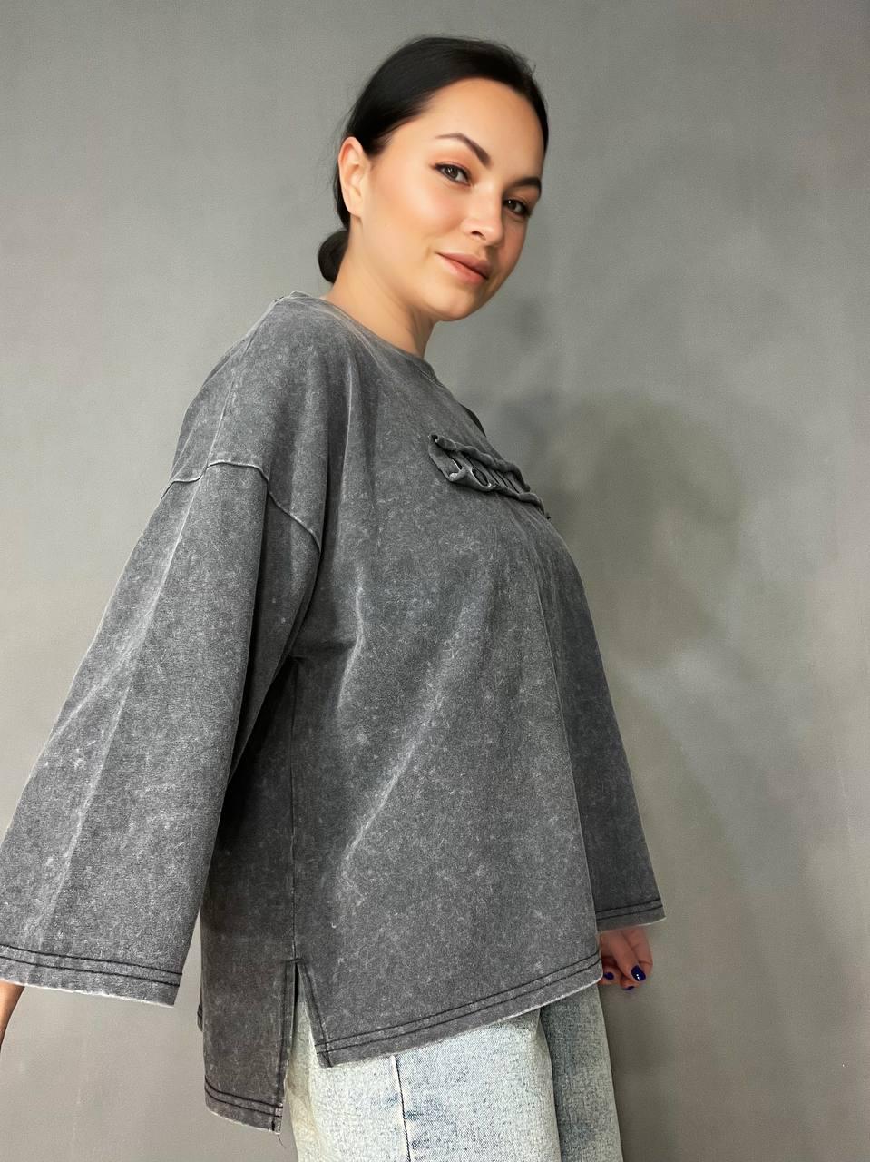 Футболка жіноча A-N 26029 широка варена тай дай довгий рукав 3\4 з вишивкою попереду OS Сірий (4015) - фото 3 Футболка жіноча A-N 26029 широка варена тай дай довгий рукав 3\4 з вишивкою попереду OS Сірий (4015) - фото 3