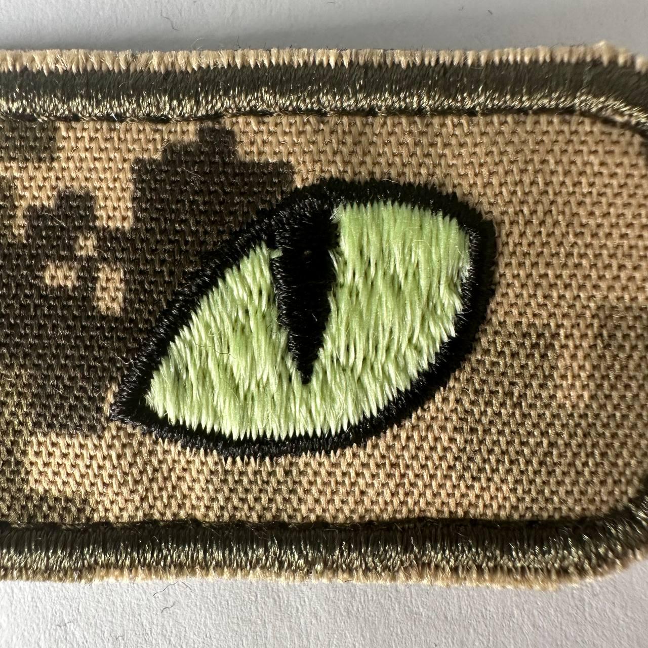 Шеврон на липучці Котячі очі що світяться в темряві 9х3 см Піксель (021) - фото 3