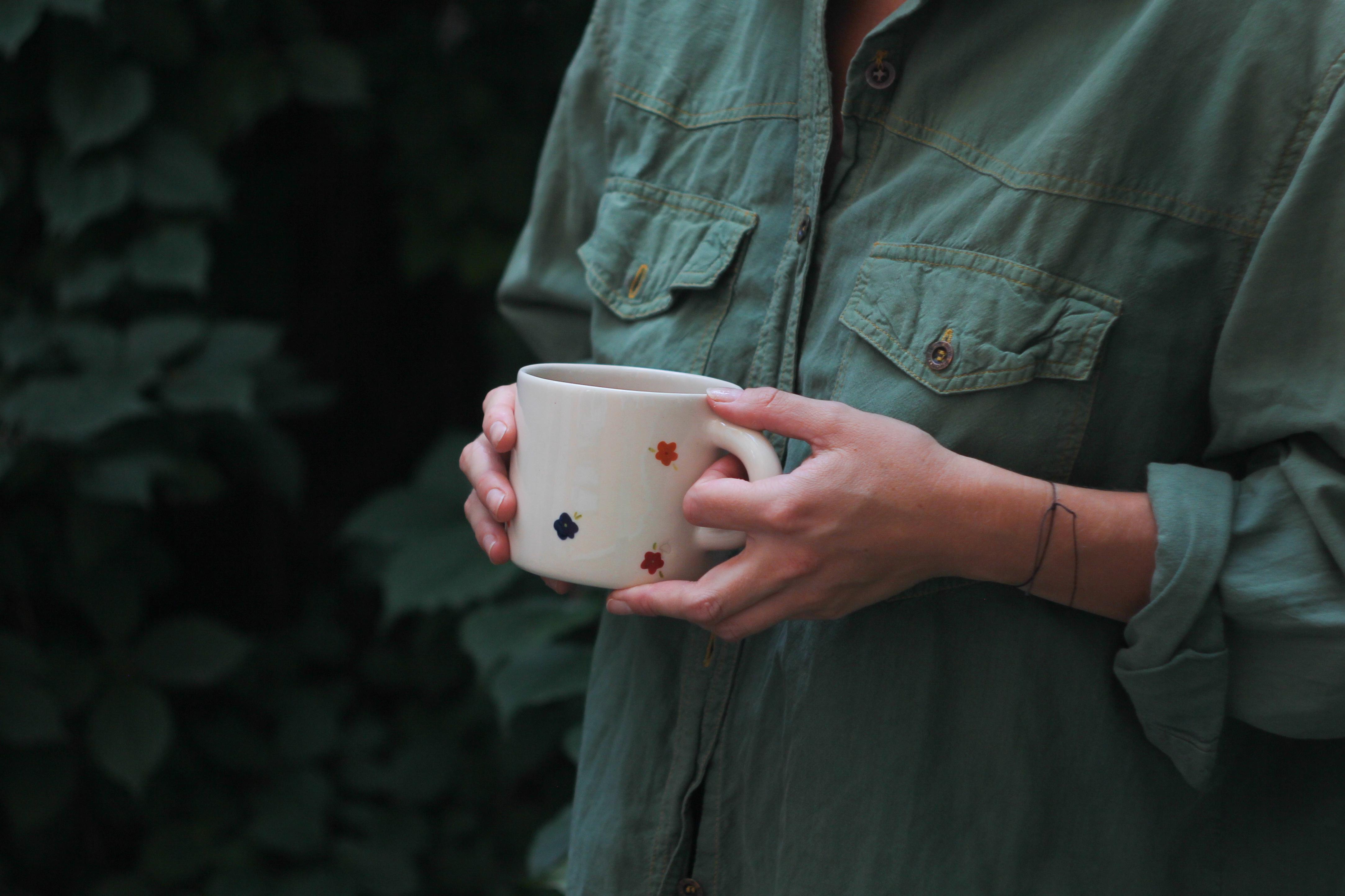 Чашка керамічна з квітами ручна робота напівпорцеляна 350 мл (PRS-CUP-IMG-350-I-FLWR) - фото 4 Чашка керамічна з квітами ручна робота напівпорцеляна 350 мл (PRS-CUP-IMG-350-I-FLWR) - фото 4