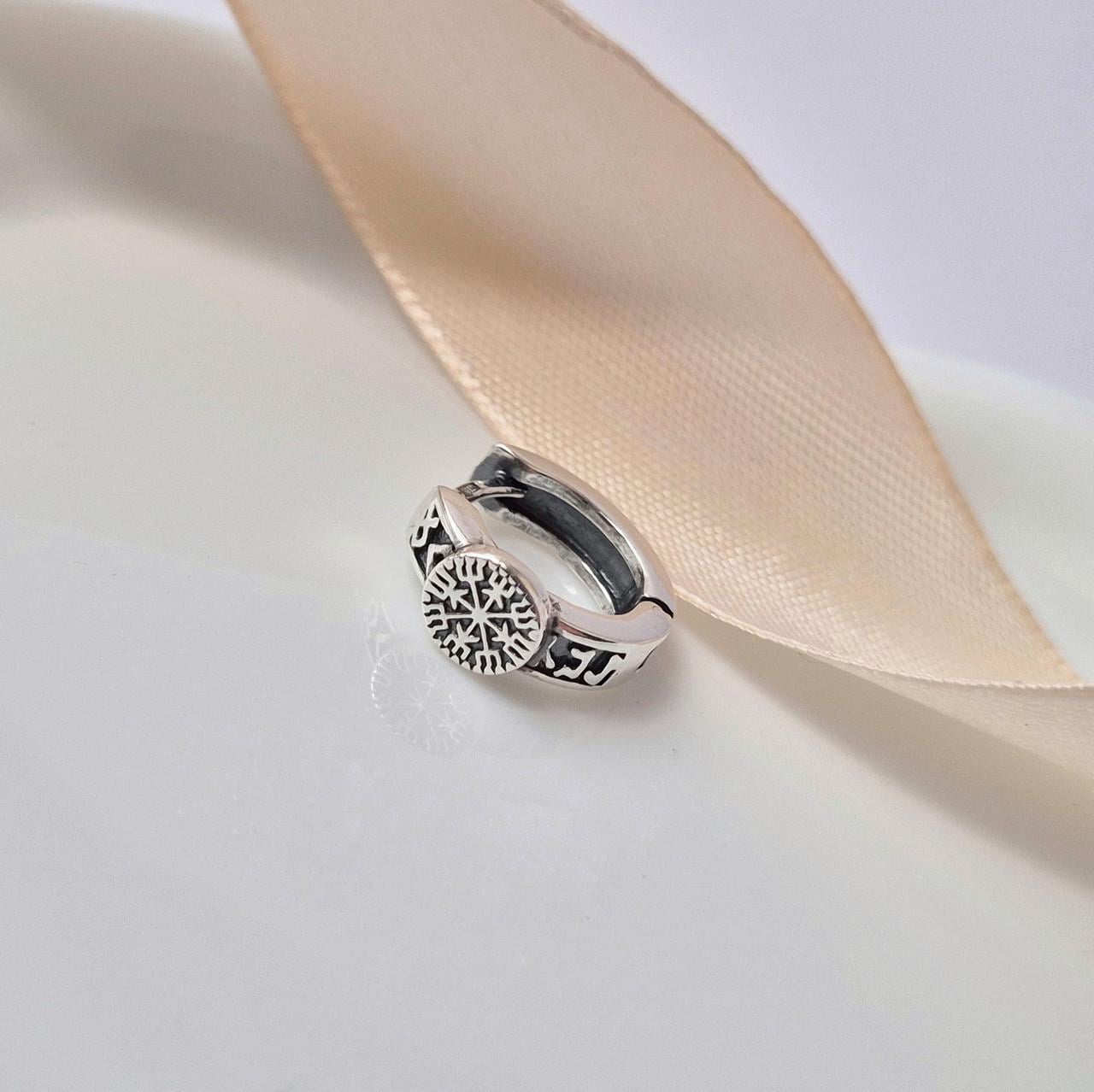 Серьга кольцо с рунами серебро 925 пробы черненное 2,45 г 1 шт. 10 мм (5521ч)