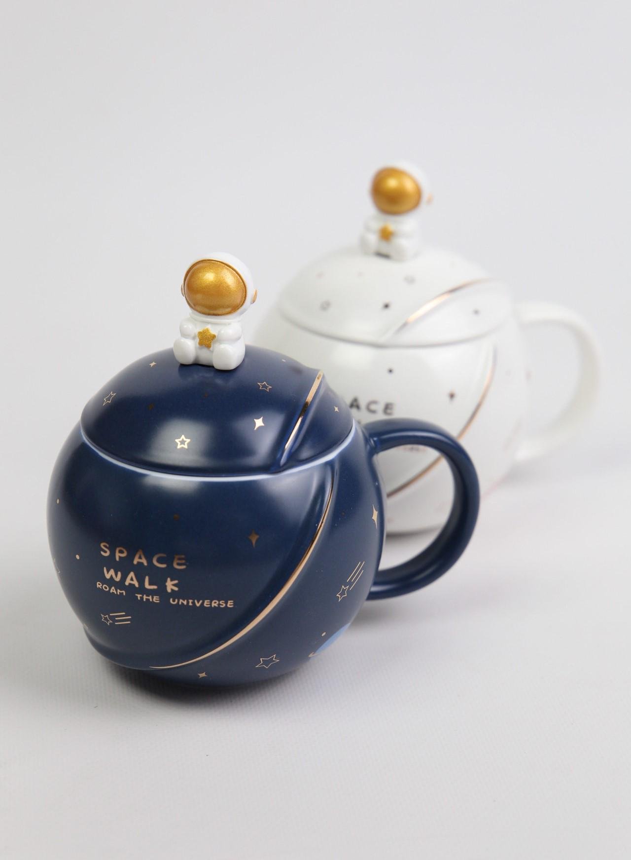 Чашка з кришкою і ложкою керамічна Космонавт 350 мл Синій (00000010470) - фото 4 Чашка з кришкою і ложкою керамічна Космонавт 350 мл Синій (00000010470) - фото 4