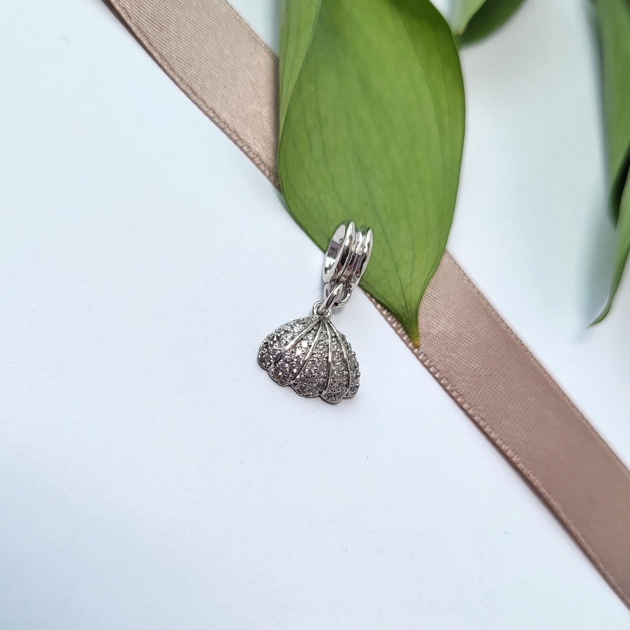 Шарм с подвеской Ракушка с белыми камнями серебро 925 пробы 1,40 г (958р)