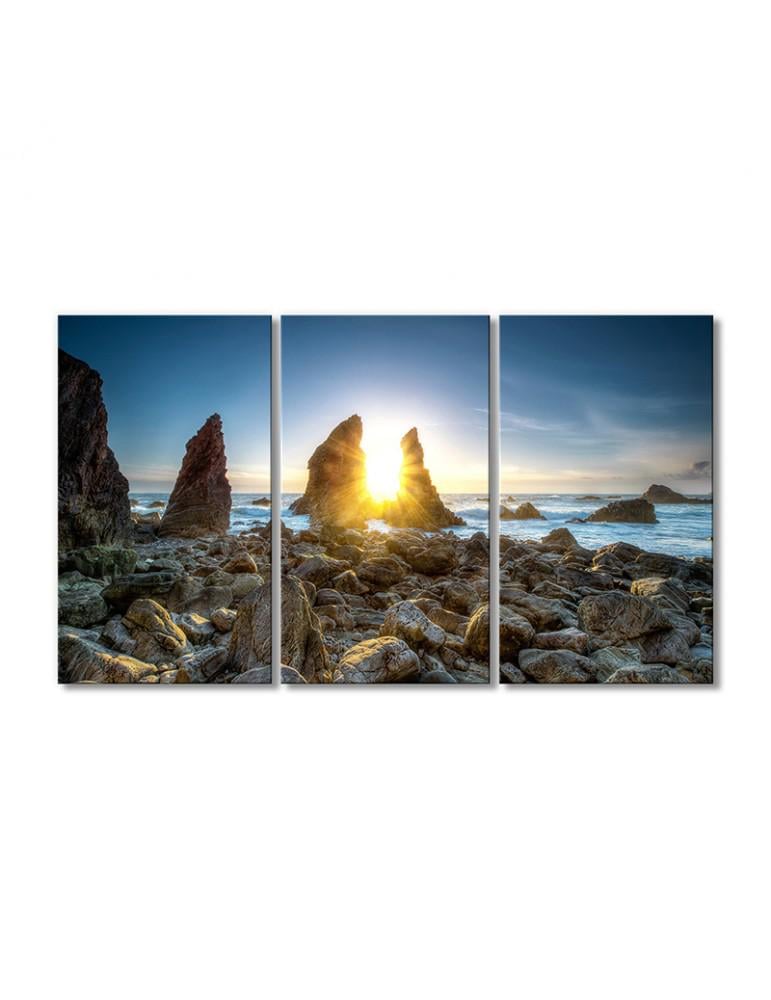 Картина модульная Солнечный свет проходит через скалы между берегом моря 3 модуля 90x135 см