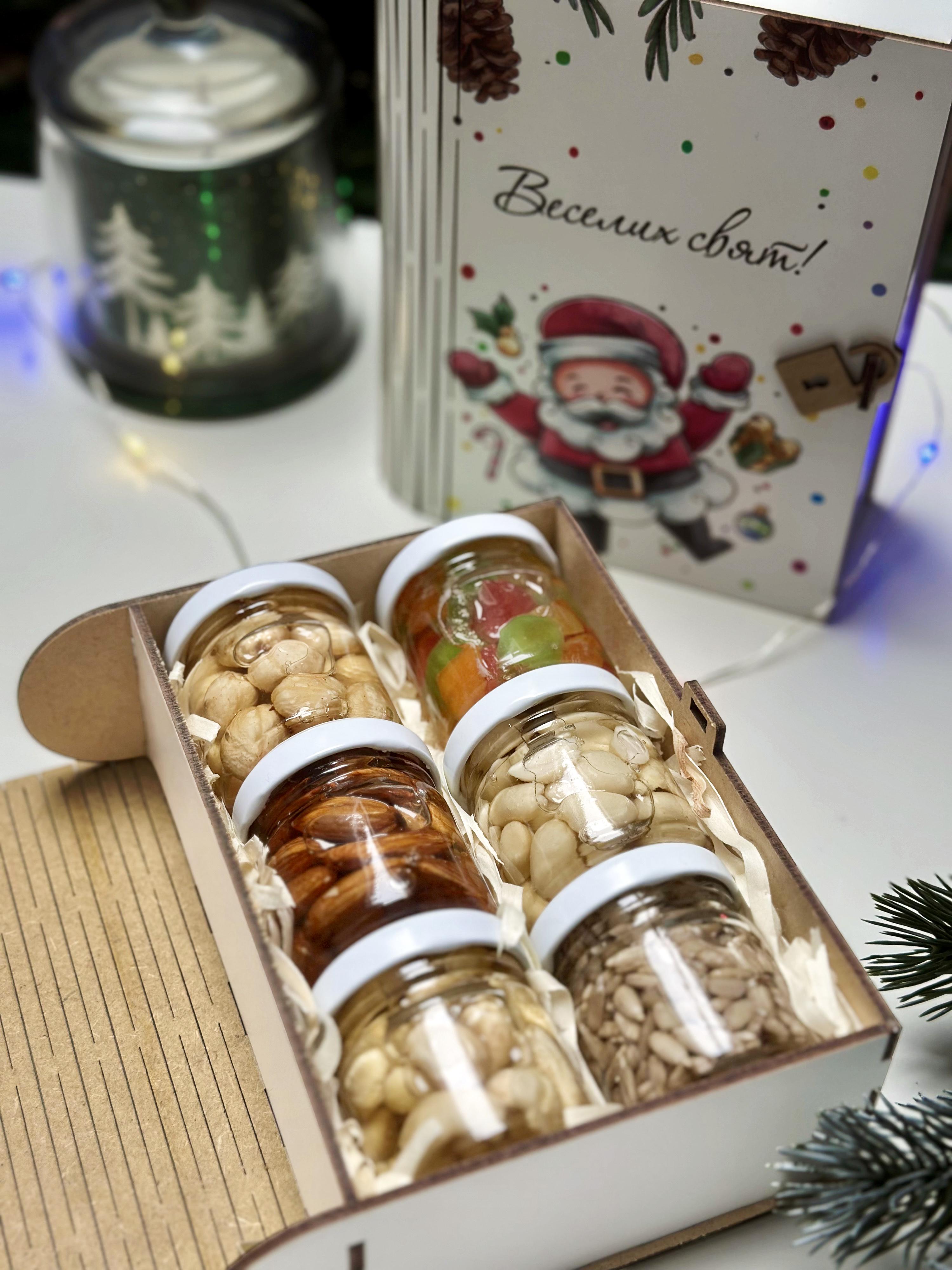 Подарунковий набір у дерев'яній коробці до Нового року горішки в меді акації 6 баночок по 50 г