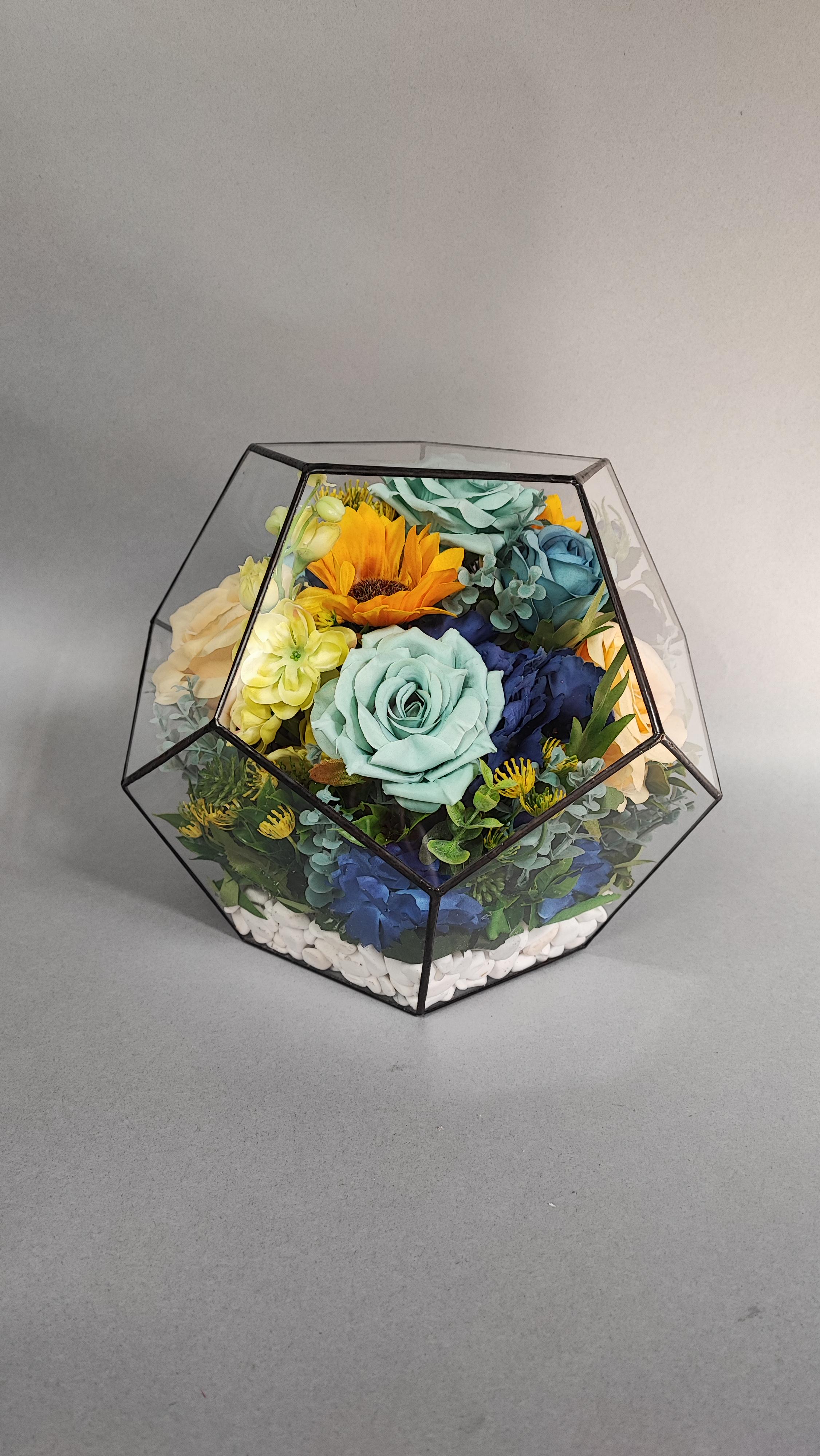 Искусственные цветы скорби траурные ритуальные под стеклом С Украиной в сердце мяч 30х30х30 см