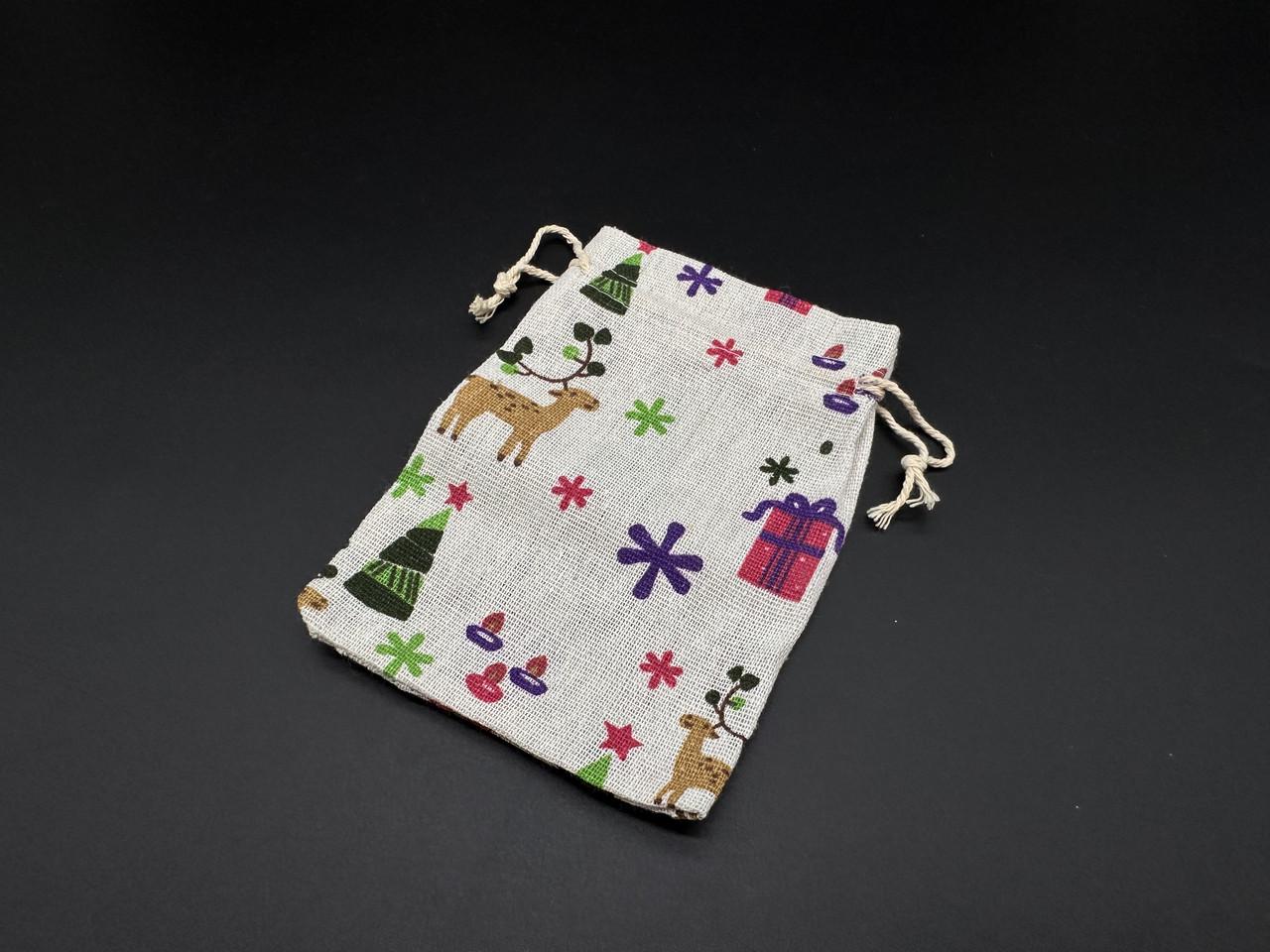 Подарочный мешочек с новогодним принтом на затяжках из мешковины 14х10 см Белый (BGN-113) - фото 2 Подарочный мешочек с новогодним принтом на затяжках из мешковины 14х10 см Белый (BGN-113) - фото 2