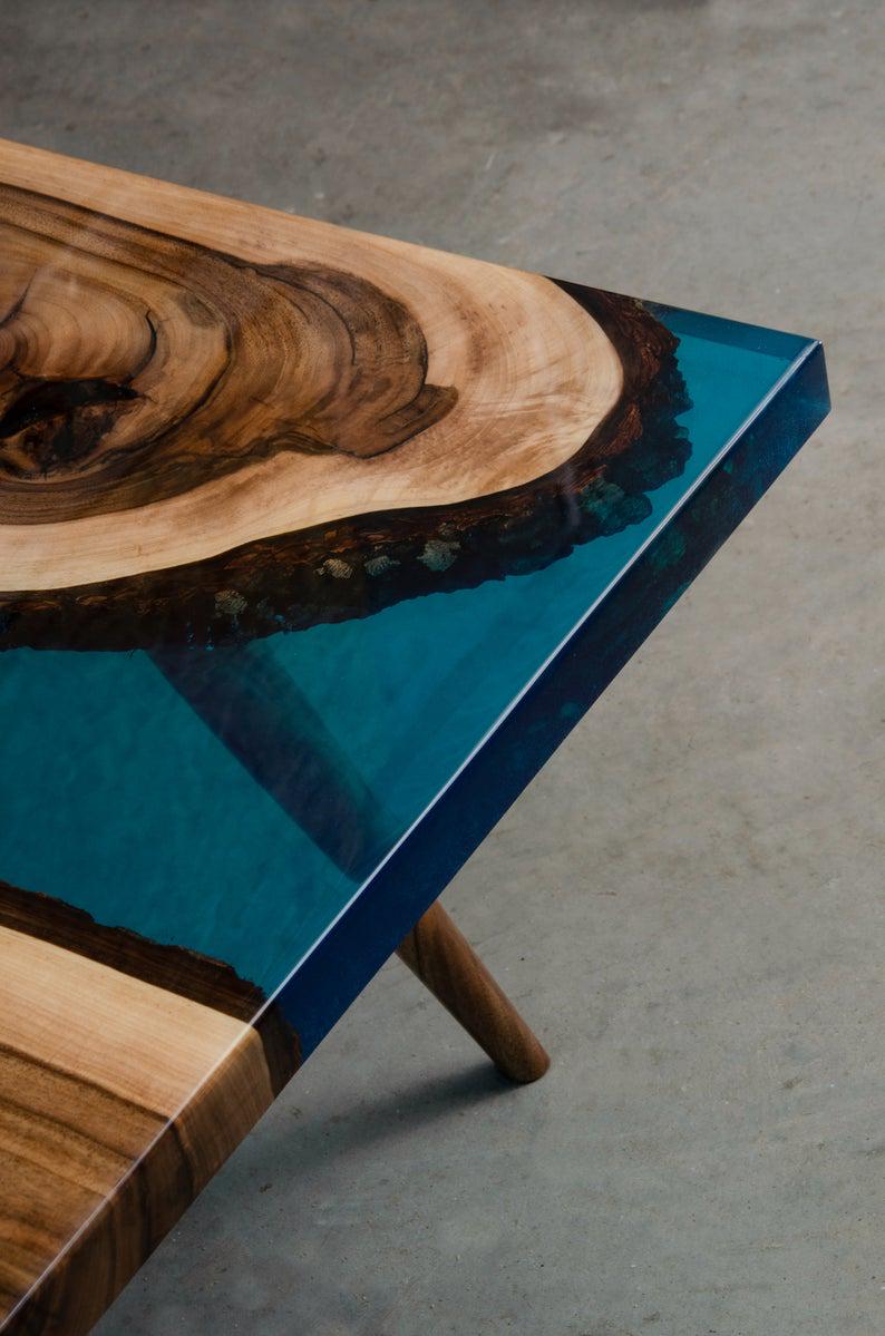 Стіл журнальний річка Денвер дизайнерський з прозорої синій епоксидної смоли та масиву горіха 800х500х480 мм - фото 4 Стіл журнальний річка Денвер дизайнерський з прозорої синій епоксидної смоли та масиву горіха 800х500х480 мм - фото 4