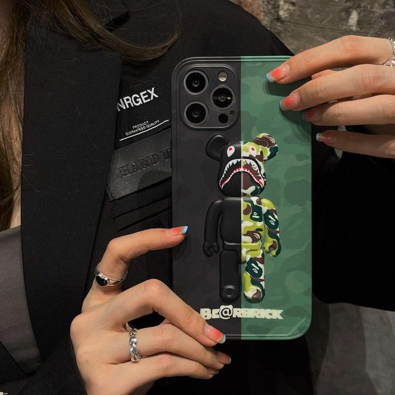 Чехол для iPhone 13 3D Bearbrick Камуфляж Черно-зеленый