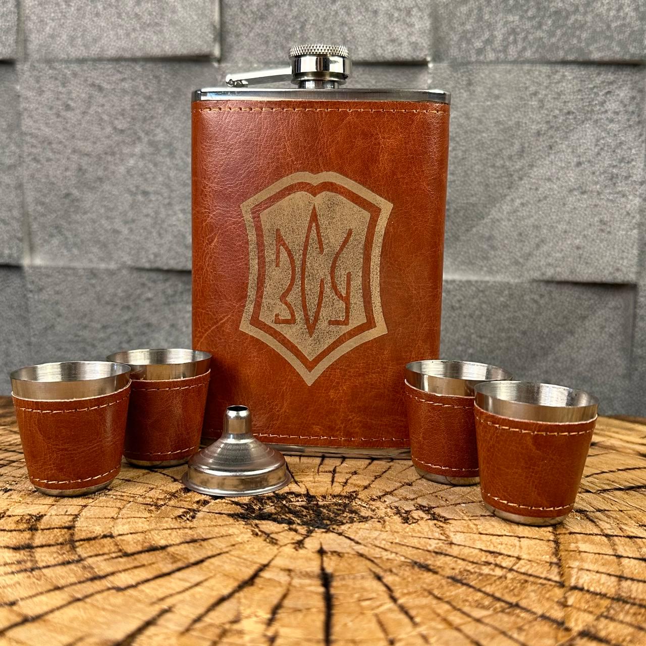 Набір фляга для алкоголю і 4 чарки в подарунковій коробці з гравіюванням ЗСУ (61044K3) - фото 6 Набір фляга для алкоголю і 4 чарки в подарунковій коробці з гравіюванням ЗСУ (61044K3) - фото 6