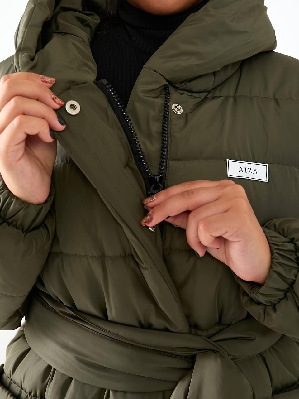 Пуховик длинный Aiza А032 на поясе кнопках молнии и с капюшоном р. 46-48 Хаки - фото 5 Пуховик длинный Aiza А032 на поясе кнопках молнии и с капюшоном р. 46-48 Хаки - фото 5