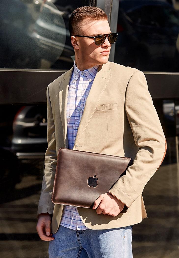 Чехол кожаный для MacBook 13" Crazy Horse Темно-коричневый (A-026834) - фото 3 Чехол кожаный для MacBook 13" Crazy Horse Темно-коричневый (A-026834) - фото 3