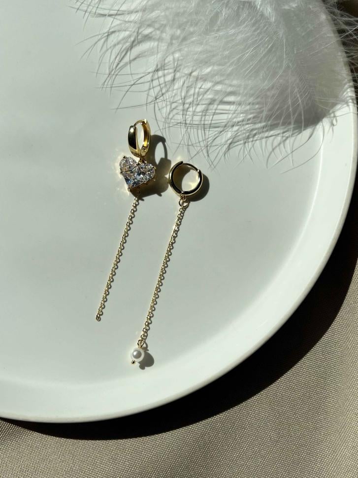 Сережки асиметричні в золоті з перлами та ланцюгами (5549)