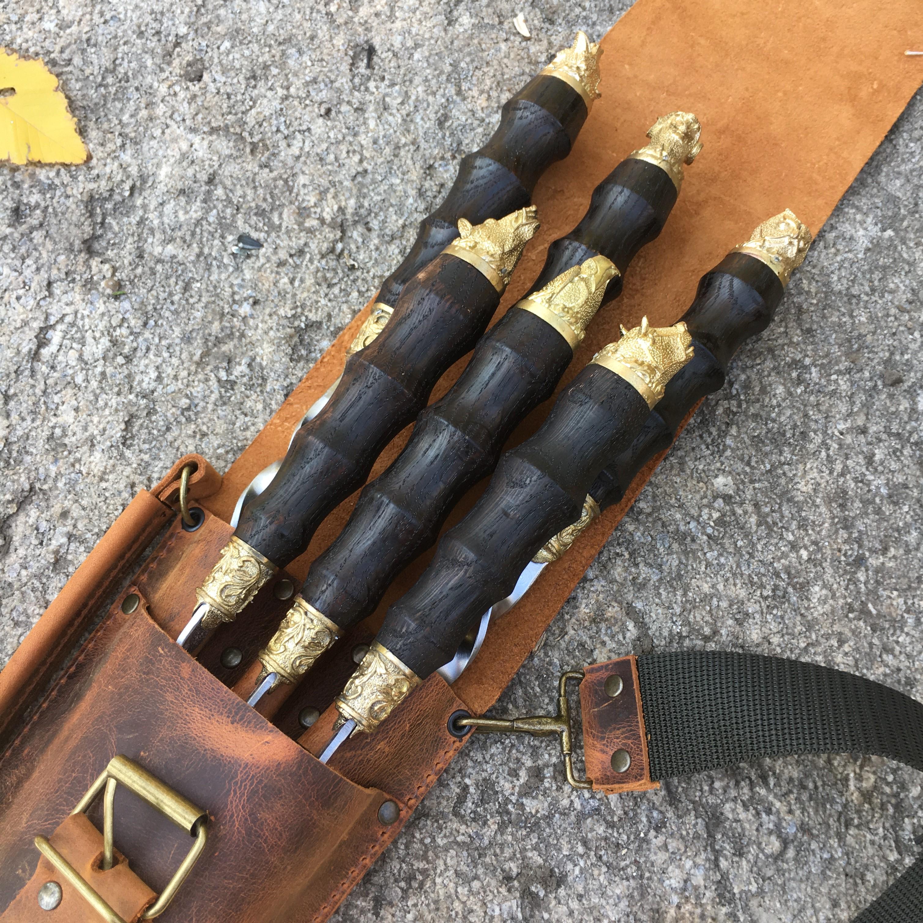 Набір шампурів Gorillas BBQ Колчан Звіробій в шкіряному чохлі - фото 2 Набір шампурів Gorillas BBQ Колчан Звіробій в шкіряному чохлі - фото 2