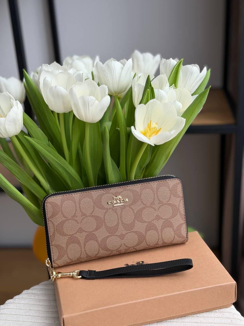Гаманець великий Long Zip Around Wallet Case In Signature Canvas натуральна шкіра Коричневий Гаманець великий Long Zip Around Wallet Case In Signature Canvas натуральна шкіра Коричневий