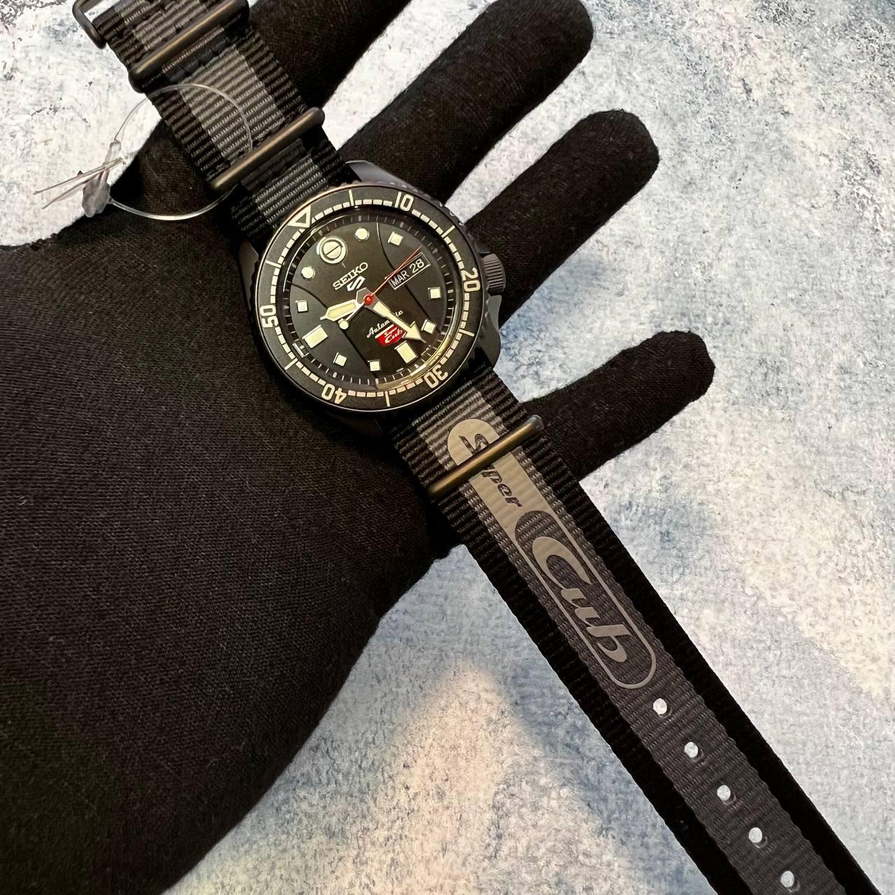 Наручные часы мужские Seiko 5 Sports SRPJ75 Honda Super Cub Limited Edition (1700799410) - фото 8 Наручные часы мужские Seiko 5 Sports SRPJ75 Honda Super Cub Limited Edition (1700799410) - фото 8