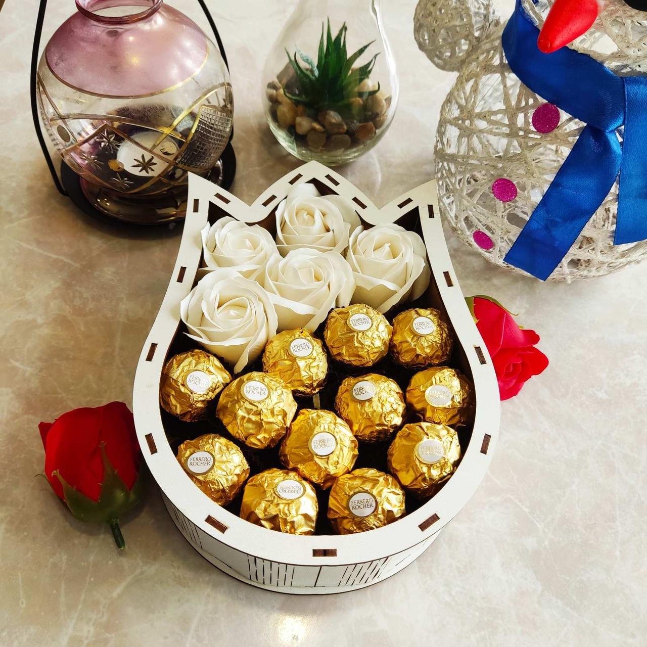 Бокс из конфет Ferrero и роз для девушки/на праздник (ar43)
