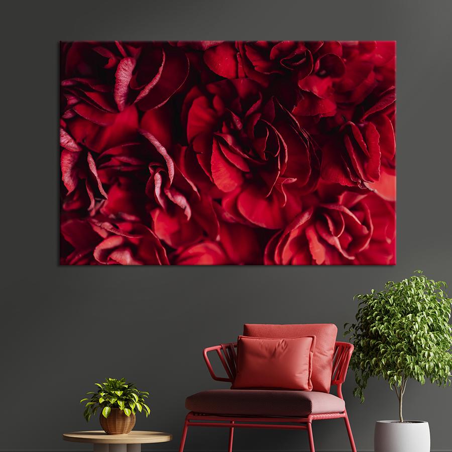 Картина на холсте Лепестки алых роз 75x50 см (930-1)