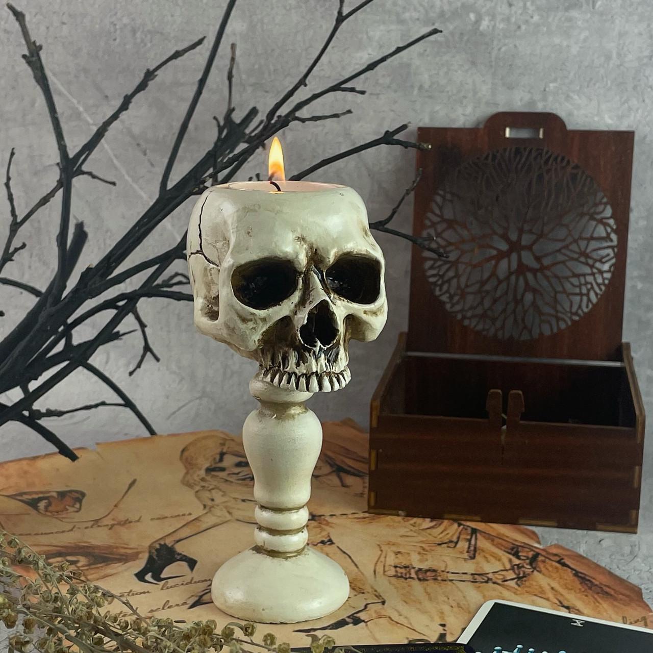 Свічник на ніжці у формі черепа (20227287)