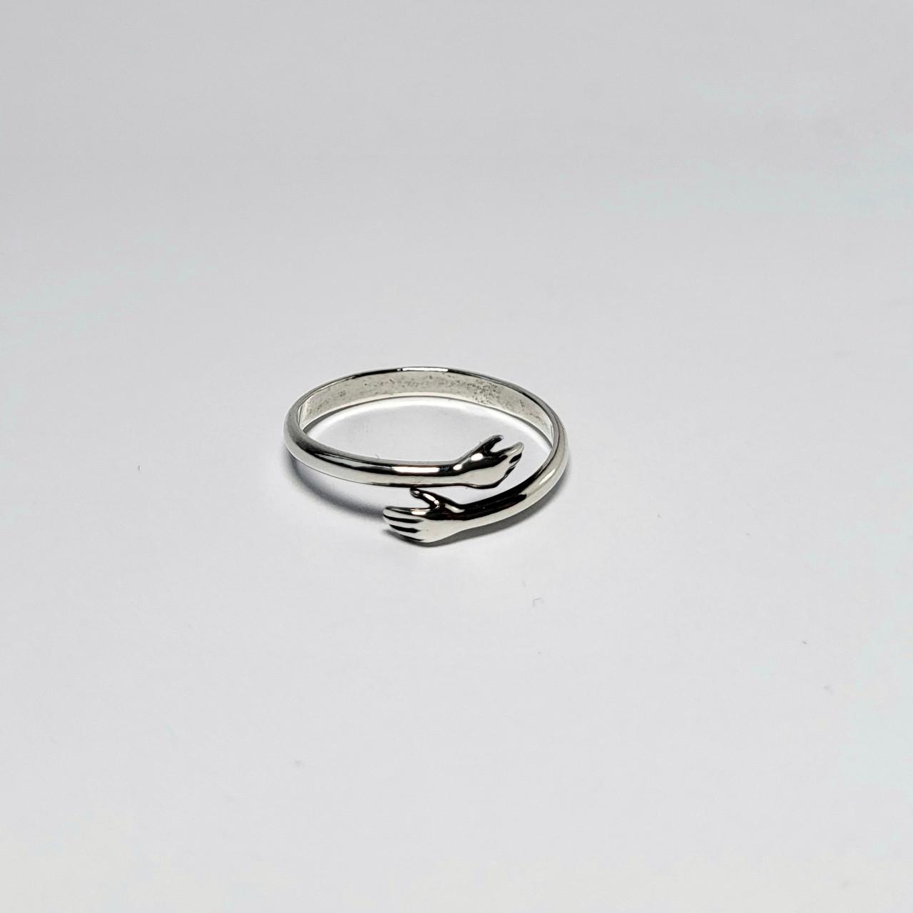 Кольцо без камней объятия черненное серебро 925 пробы 1,21 г р. 17,5 (81743)