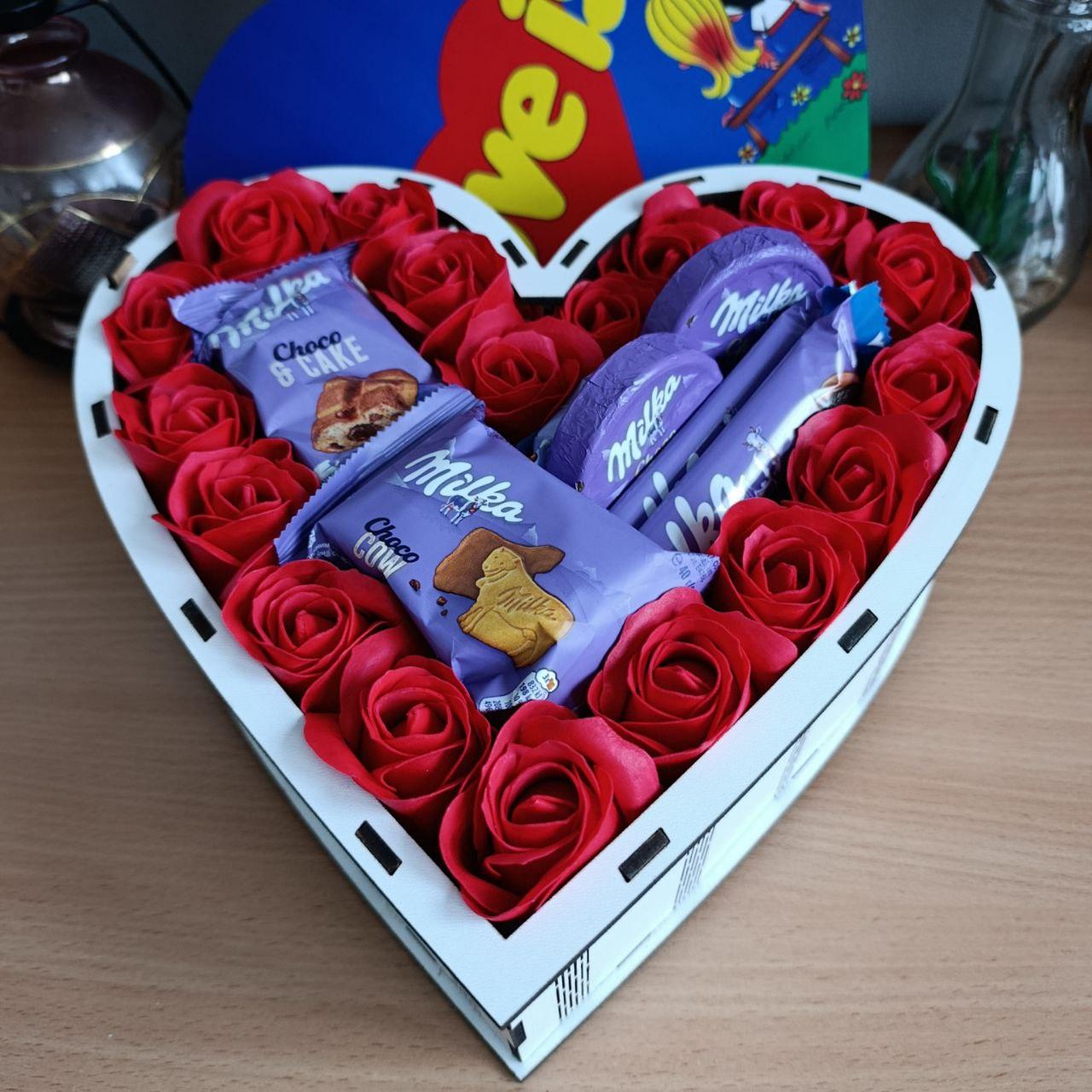 Подарочный бокс сердце со сладостями Milka и розами для девушки (ar171)