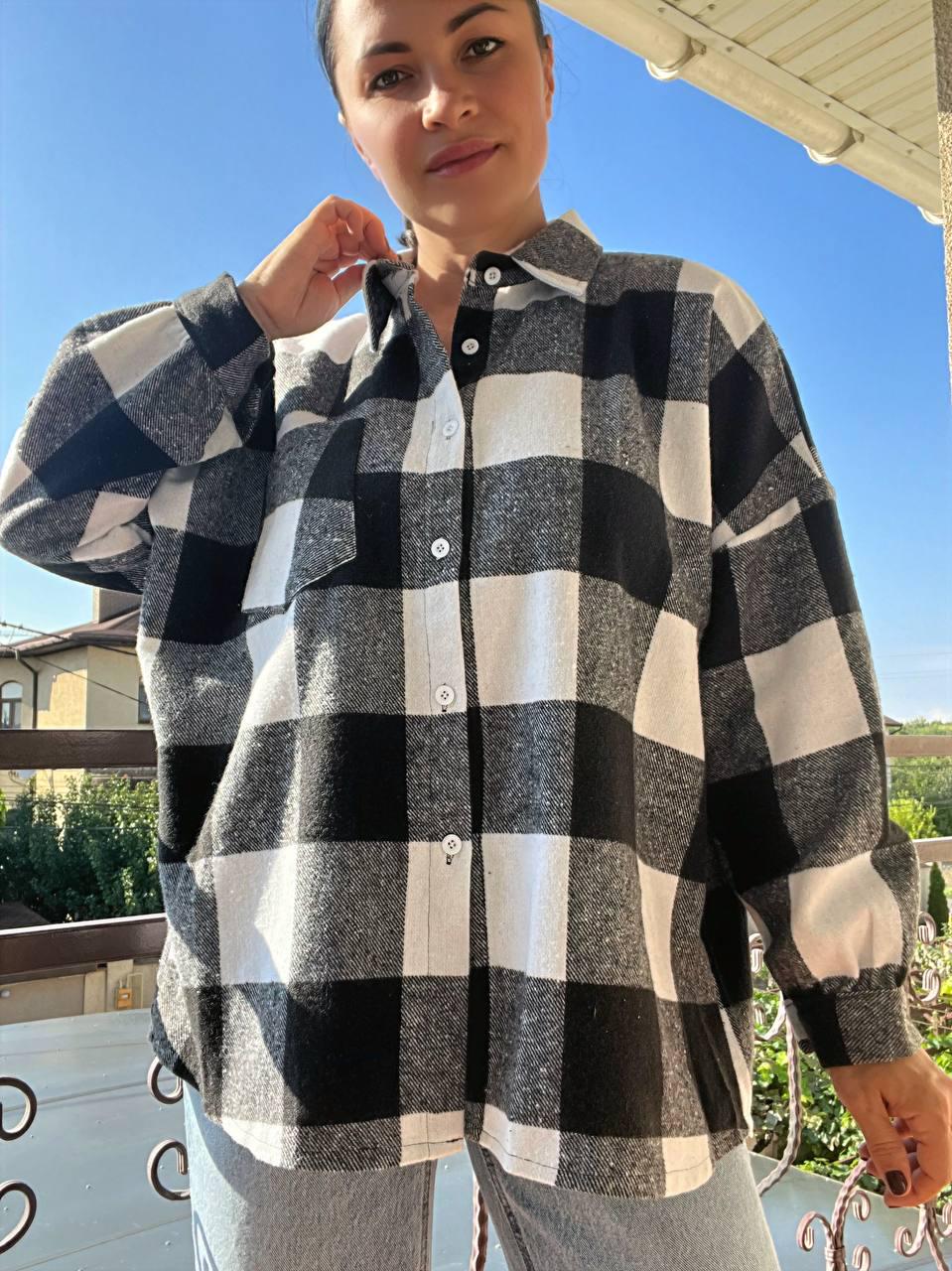 Рубашка женская Baoyu 221 клетчатая оверсайз в клетку теплый байковый карман OS Черный (2764)