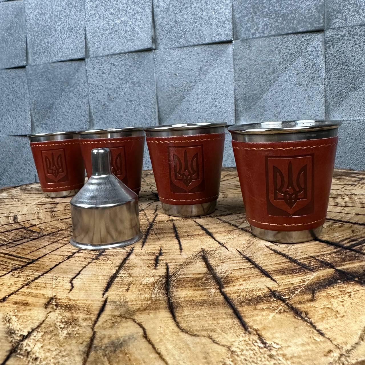 Набір фляга для алкоголю та 4 чарки з гербом у подарунковій коробці (61010) - фото 7 Набір фляга для алкоголю та 4 чарки з гербом у подарунковій коробці (61010) - фото 7