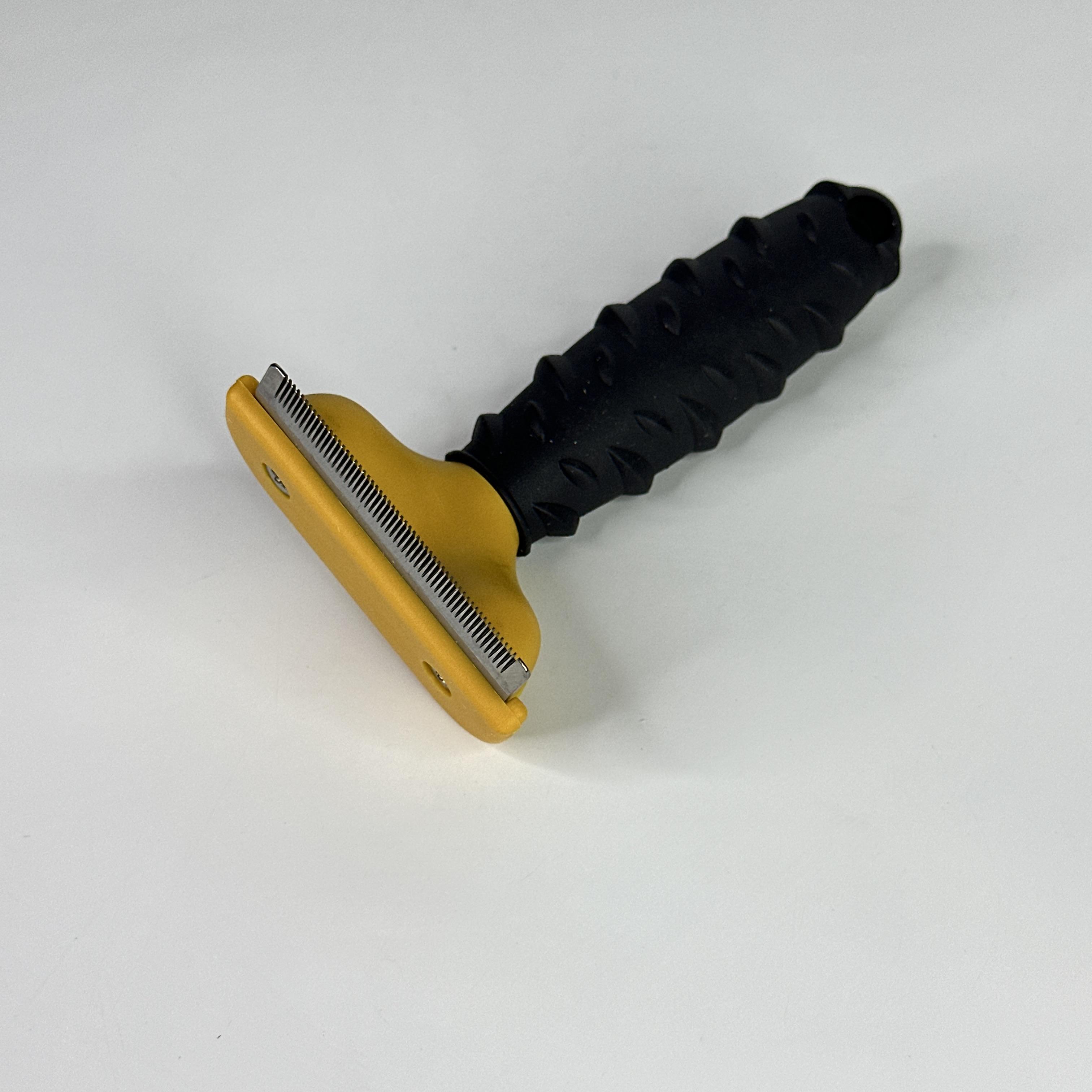 Фурминатор для кошек и собак средних пород Furminator deShedding Tool (FH2-DCSL-68-Yellow) - фото 2 Фурминатор для кошек и собак средних пород Furminator deShedding Tool (FH2-DCSL-68-Yellow) - фото 2