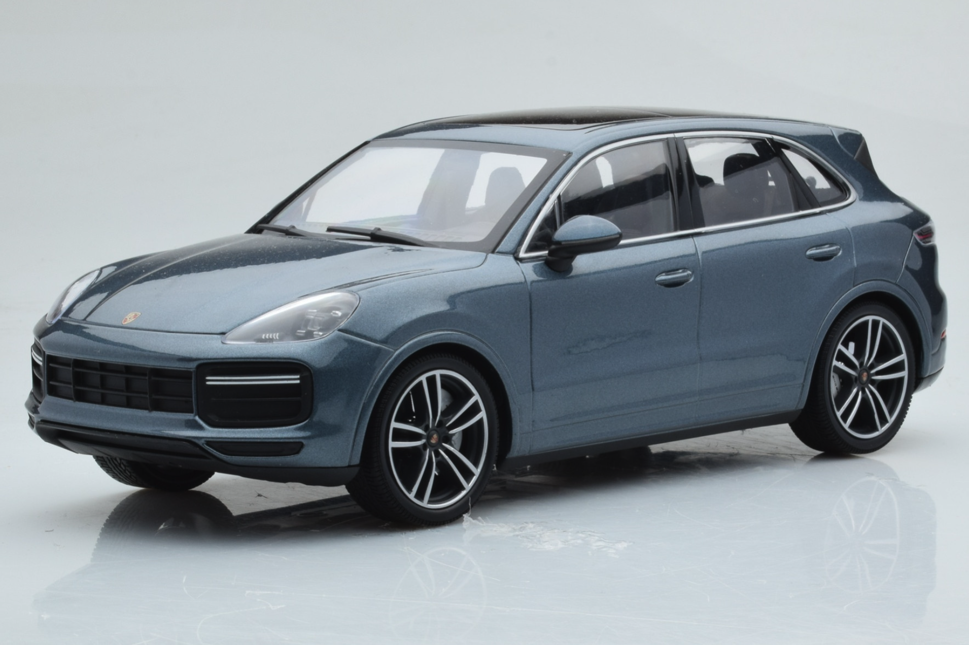 Модель автомобиля Minichamps 1:18 Porsche Cayenne E2 II Turbo S Blue Grey Metallic (110066070)
