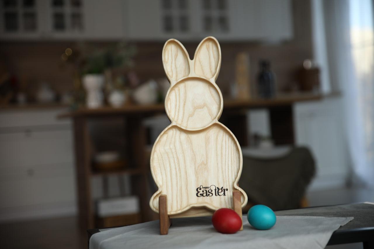 Декор на великодній стіл менажниця ясенева Великодній кролик 18х36х2 см (WDE-12.1) - фото 6 Декор на великодній стіл менажниця ясенева Великодній кролик 18х36х2 см (WDE-12.1) - фото 6