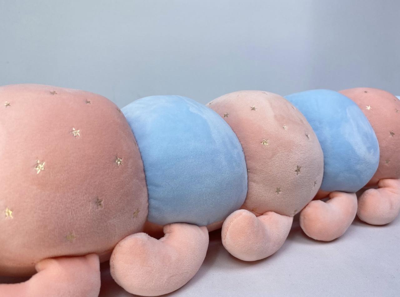 Мягкая игрушка-обнимашка Гусеничка с бантиком 70 см Розовый/Голубой (E33186) - фото 4 Мягкая игрушка-обнимашка Гусеничка с бантиком 70 см Розовый/Голубой (E33186) - фото 4