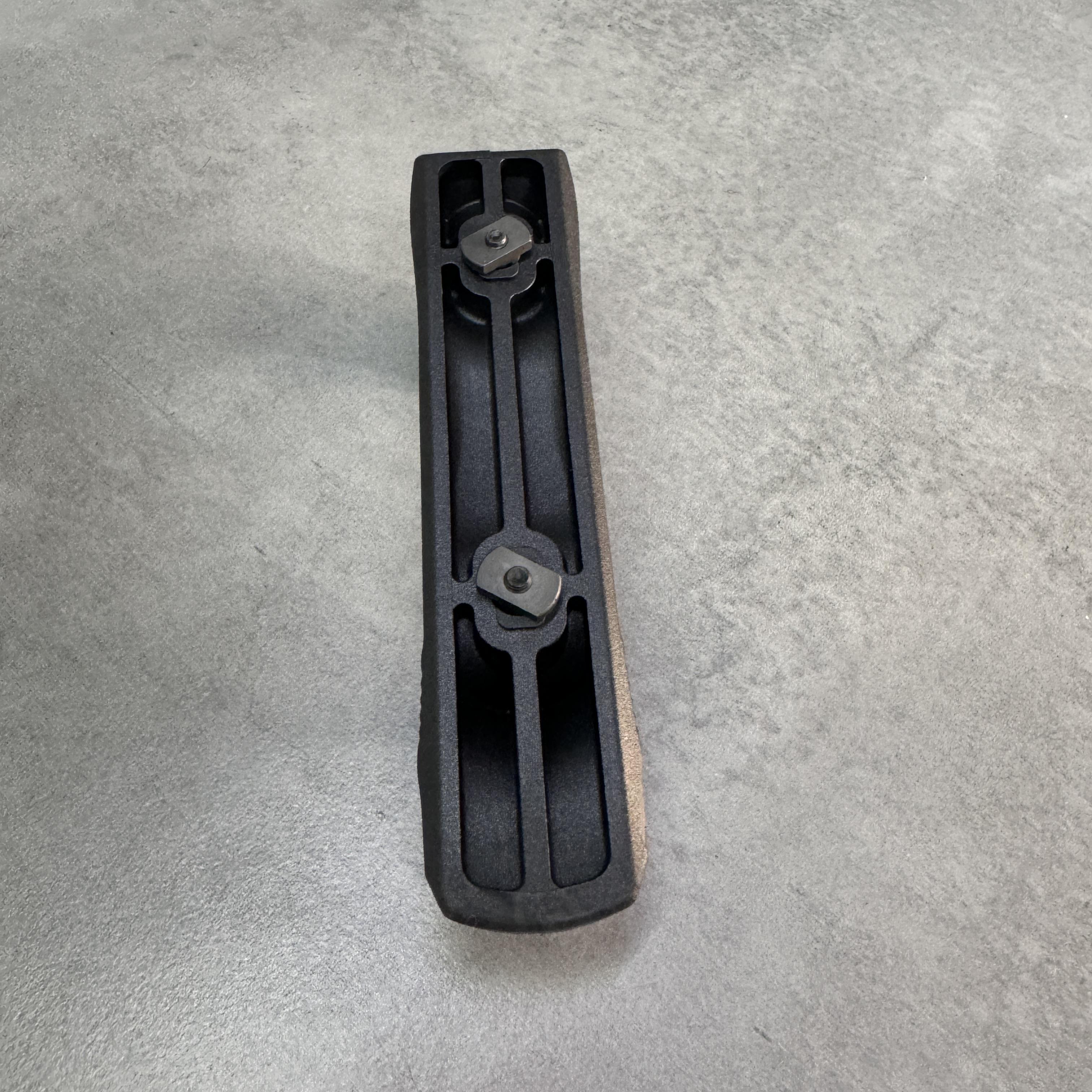 Рукоятка переноски огня DLG TACTICAL DLG-169 горизонтальная на M-LOK с гнездом для QD-антабки Черный (246055) - фото 3 Рукоятка переноски огня DLG TACTICAL DLG-169 горизонтальная на M-LOK с гнездом для QD-антабки Черный (246055) - фото 3