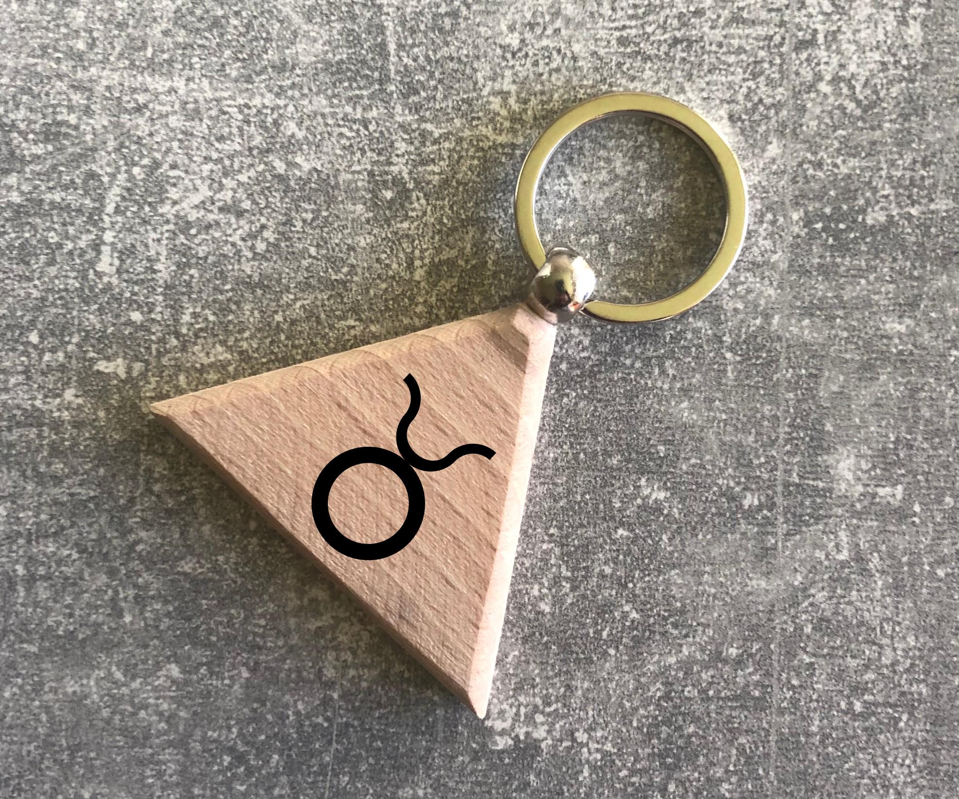 Брелок деревянный треугольный с символом зодиака "Телец" (15010304014)