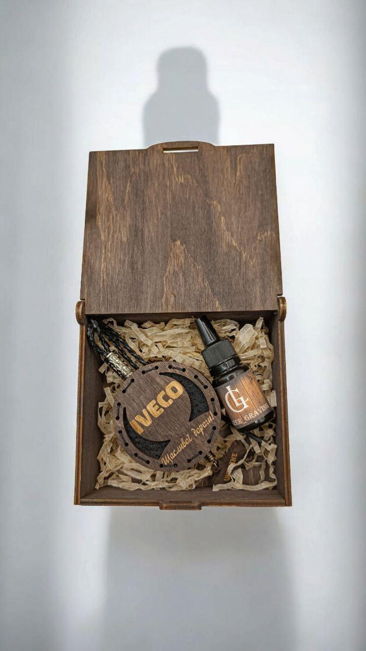 Ароматизатор для авто Iveco многоразовый из дерева/войлока и аромапарфюм 10 мл в подарочной коробке (119) Ароматизатор для авто Iveco многоразовый из дерева/войлока и аромапарфюм 10 мл в подарочной коробке (119)