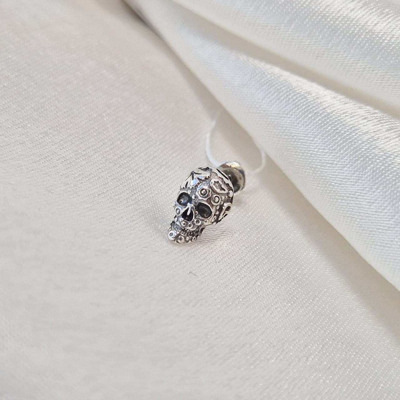 Серьга серебряная гвоздик на закрутке Череп без камней черненное 925 пробы 1,14 г (2066о)