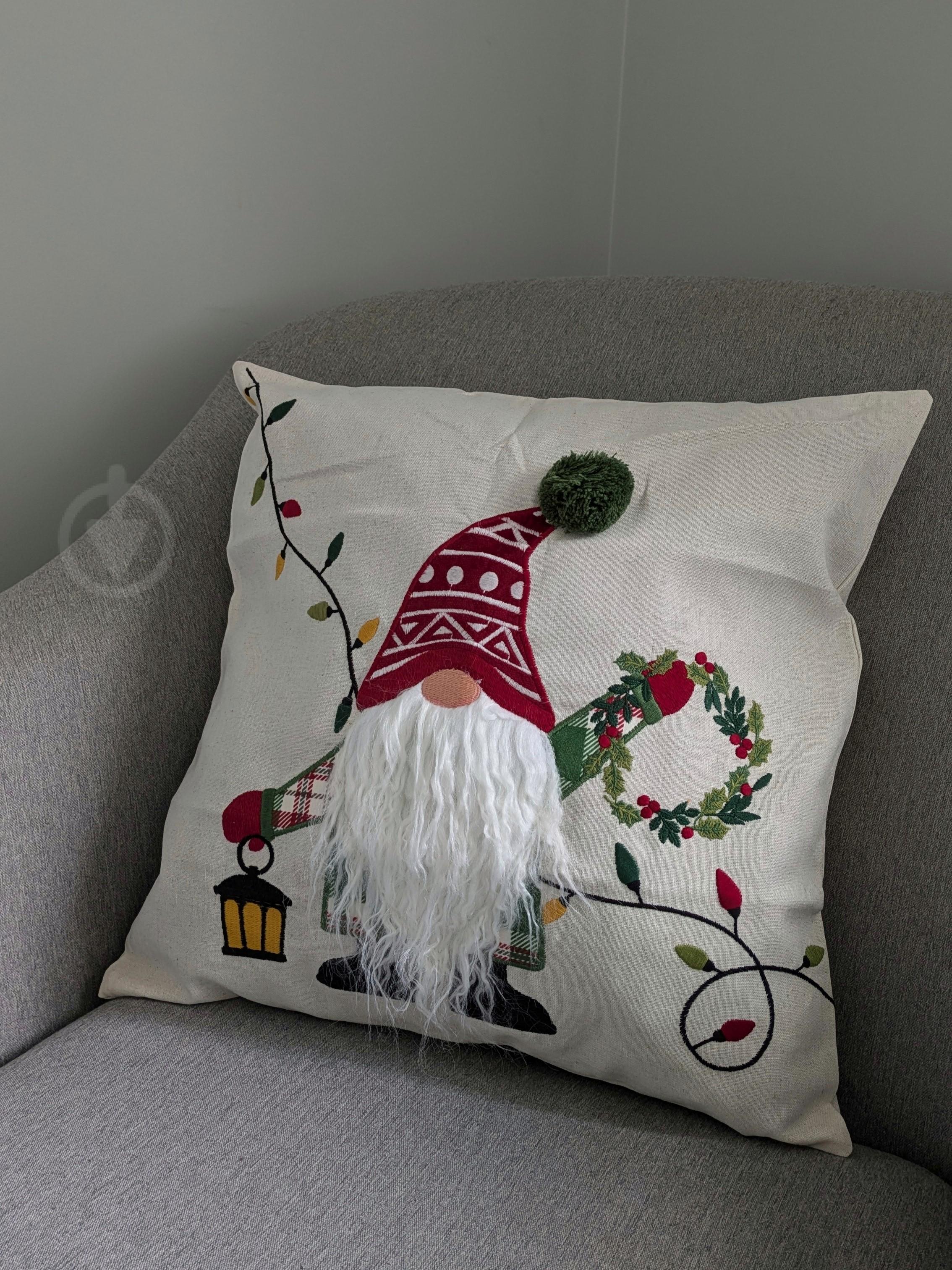 Наволочка новогодняя Гномик с выбитым рисунком 45х45 см (29506082) - фото 7 Наволочка новогодняя Гномик с выбитым рисунком 45х45 см (29506082) - фото 7