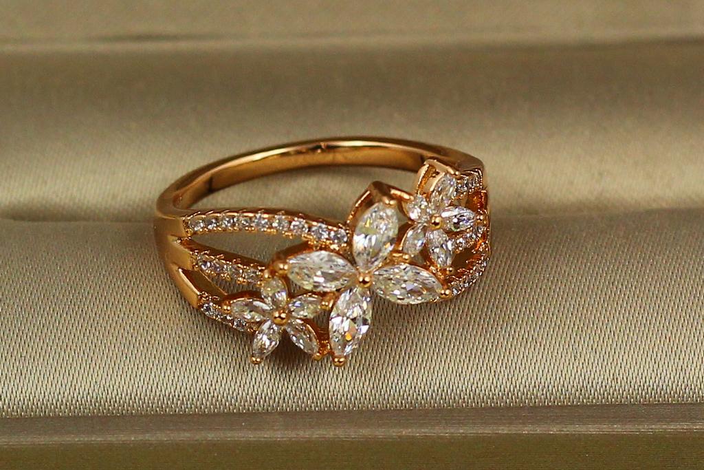 Кольцо Xuping Jewelry Цветущий сад с белыми камнями р. 16 Золотистый