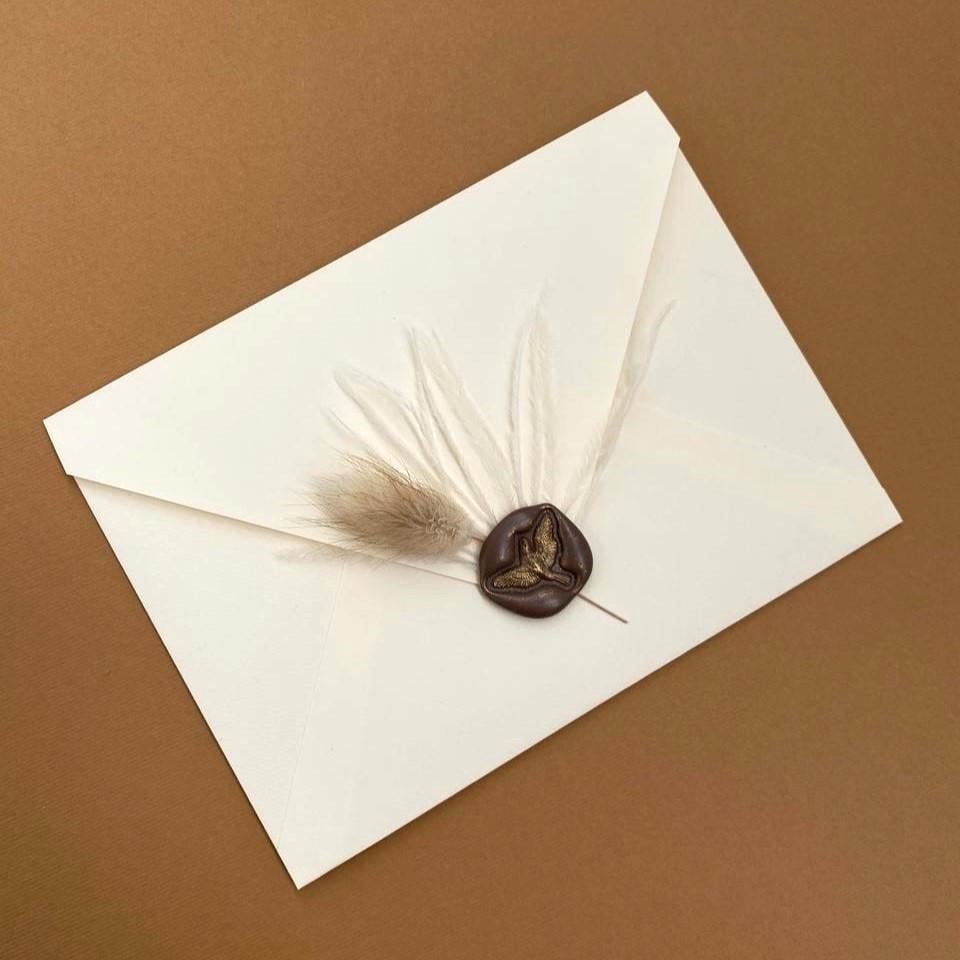 Конверт із дизайнерського паперу 15х11 см з печаткою та декором Молочний (2674487252) Конверт із дизайнерського паперу 15х11 см з печаткою та декором Молочний (2674487252)