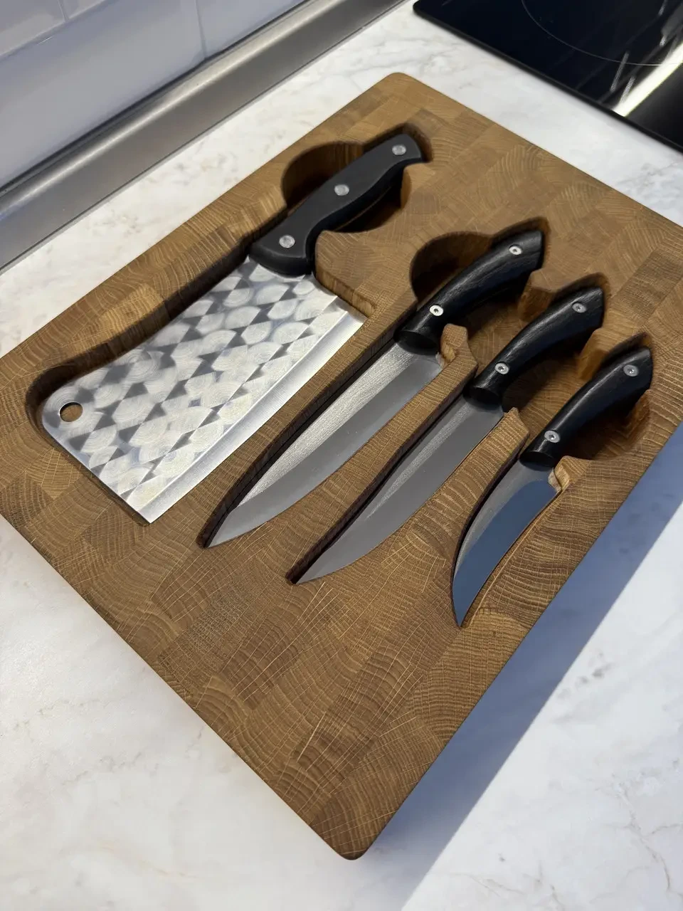 Набір кухонний Gorillas BBQ DS44 дошка обробна торцева з сокиркою Луска та ножами 5 пр. (27722375) - фото 2 Набір кухонний Gorillas BBQ DS44 дошка обробна торцева з сокиркою Луска та ножами 5 пр. (27722375) - фото 2