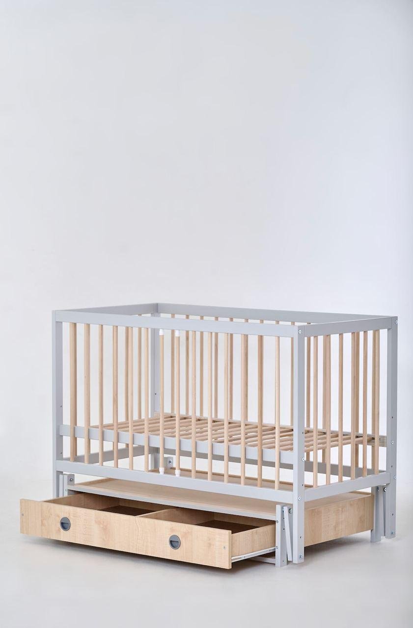 Кроватка деревянная для новорожденных Сказка с маятником и ящиком Серый с натуральным (Kuz50)