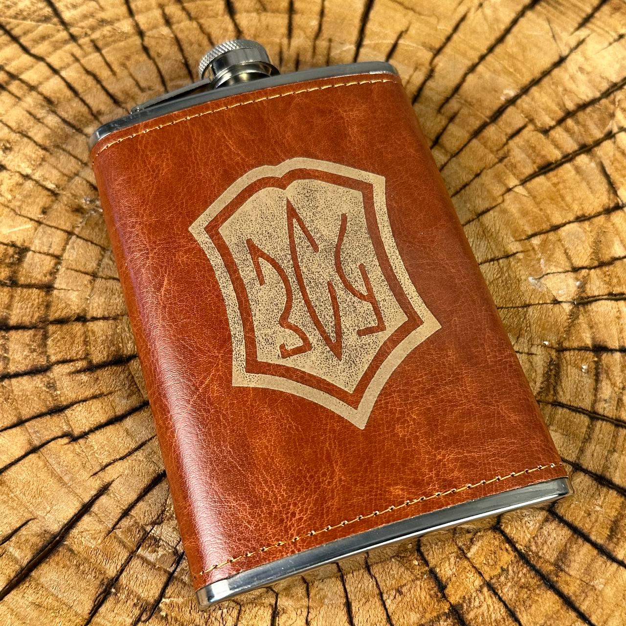 Набір фляга для алкоголю і 4 чарки в подарунковій коробці з гравіюванням ЗСУ (61044K3) - фото 8 Набір фляга для алкоголю і 4 чарки в подарунковій коробці з гравіюванням ЗСУ (61044K3) - фото 8