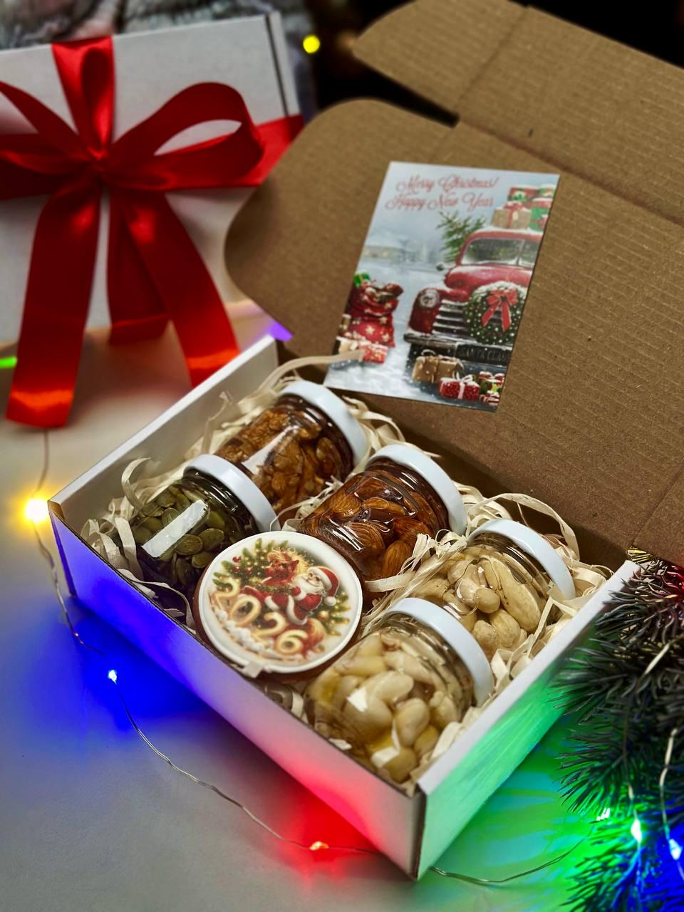 Подарочный набор в белой коробке орешки в меде акации 5 баночек 50 г пряник/открытка