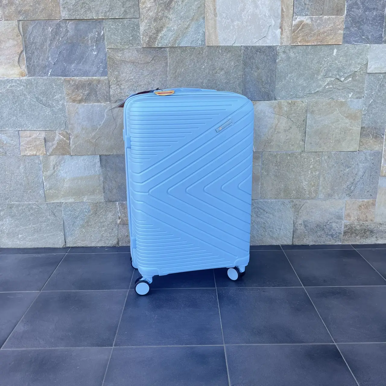 Валіза дорожня з поліпропілену Bloom 1706 середній М 63 л Блакитний - фото 1 Валіза дорожня з поліпропілену Bloom 1706 середній М 63 л Блакитний - фото 1