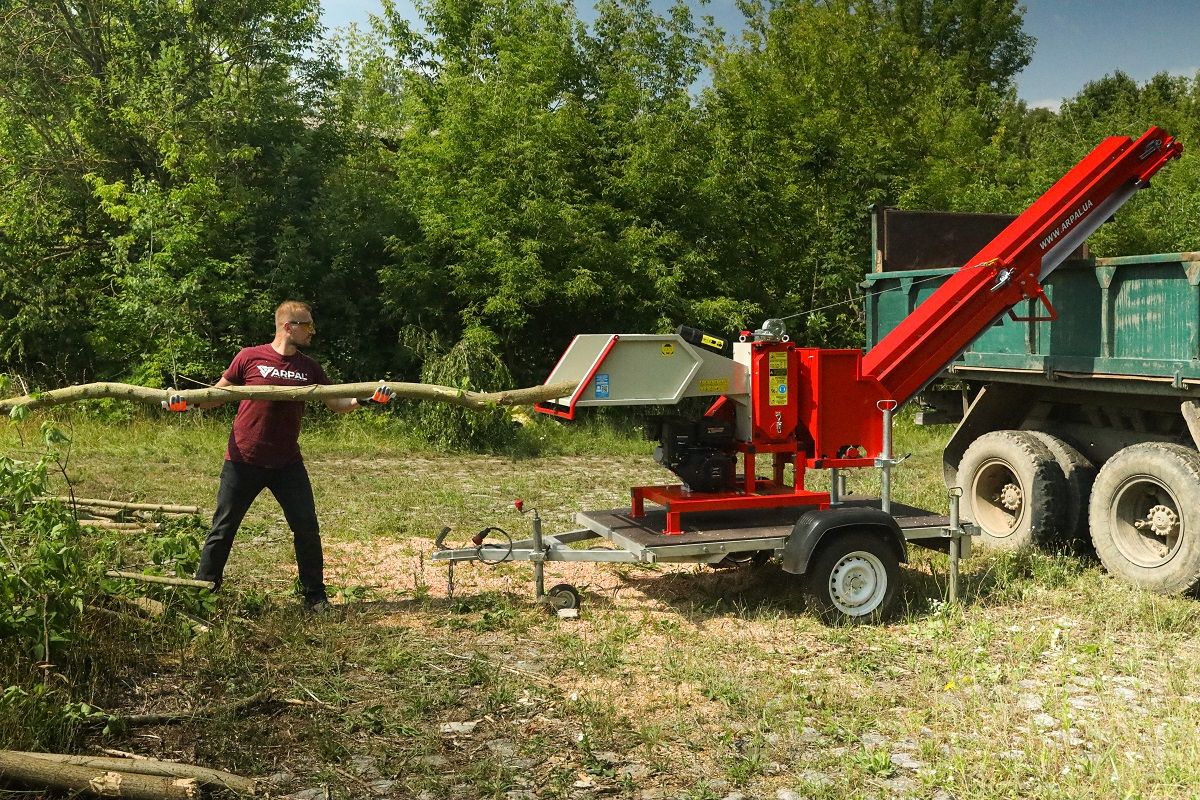Подрібнювач гілок Arpal на шматки дров з бензиновим двигуном на причепі (АМ-120БД-К) - фото 9 Подрібнювач гілок Arpal на шматки дров з бензиновим двигуном на причепі (АМ-120БД-К) - фото 9