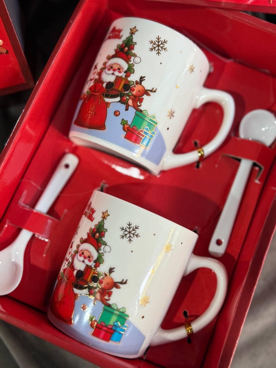 Набір чашок новорічних HOME SD4 керамічні з ложками в подарунковій коробці 2 шт. 200 мл (SD4) - фото 2 Набір чашок новорічних HOME SD4 керамічні з ложками в подарунковій коробці 2 шт. 200 мл (SD4) - фото 2