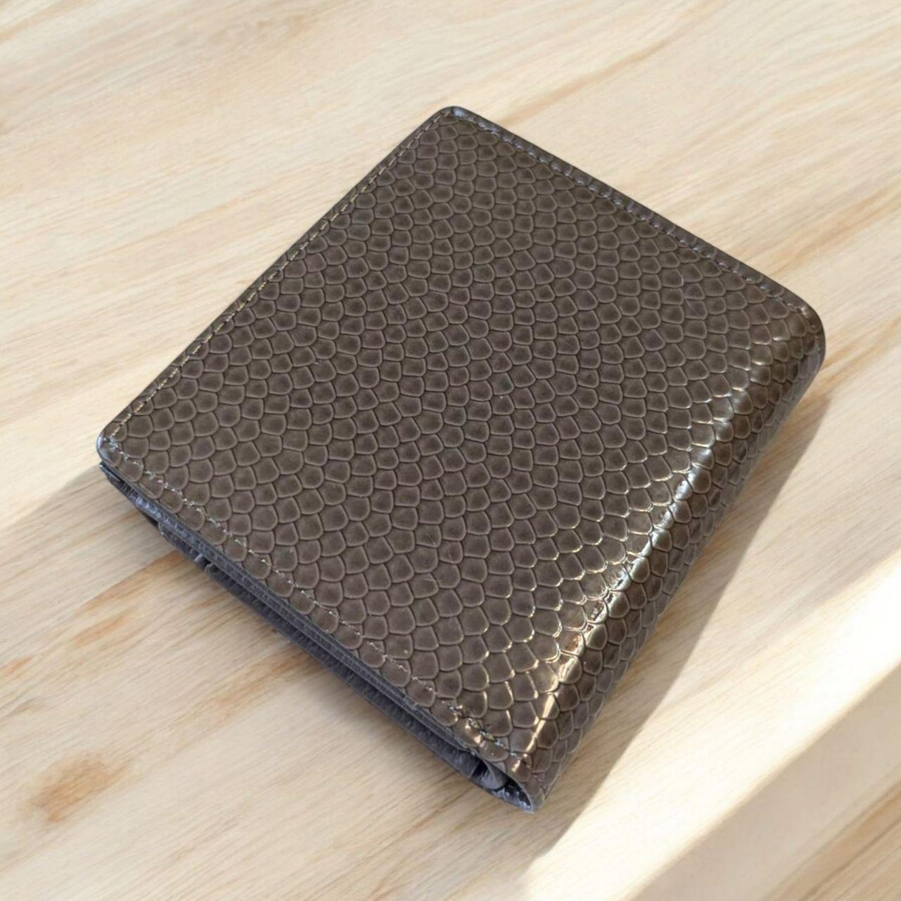 Гаманець жіночий лаковий на кнопці з відділенням для монет 11х10 см Коричневий (JE-1855) - фото 2 Гаманець жіночий лаковий на кнопці з відділенням для монет 11х10 см Коричневий (JE-1855) - фото 2