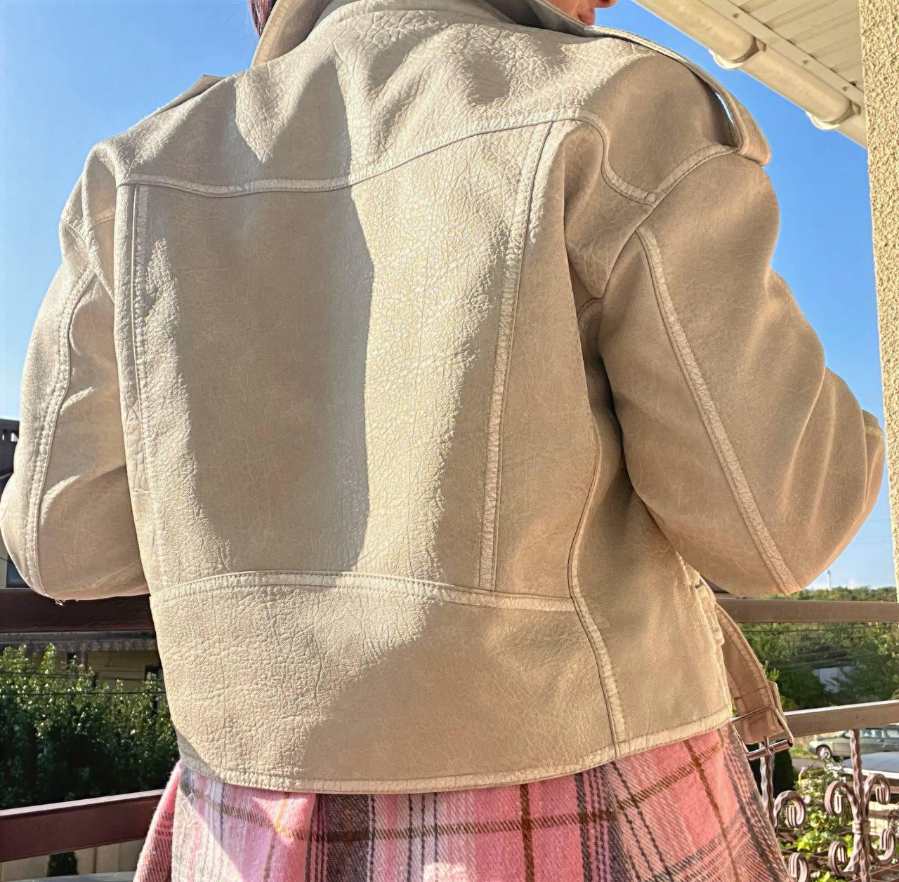 Куртка жіноча Aftf Basic 2466 коротка косуха блискавки пояс варені шви екошкіра L Світло-сірий (2762) - фото 8 Куртка жіноча Aftf Basic 2466 коротка косуха блискавки пояс варені шви екошкіра L Світло-сірий (2762) - фото 8